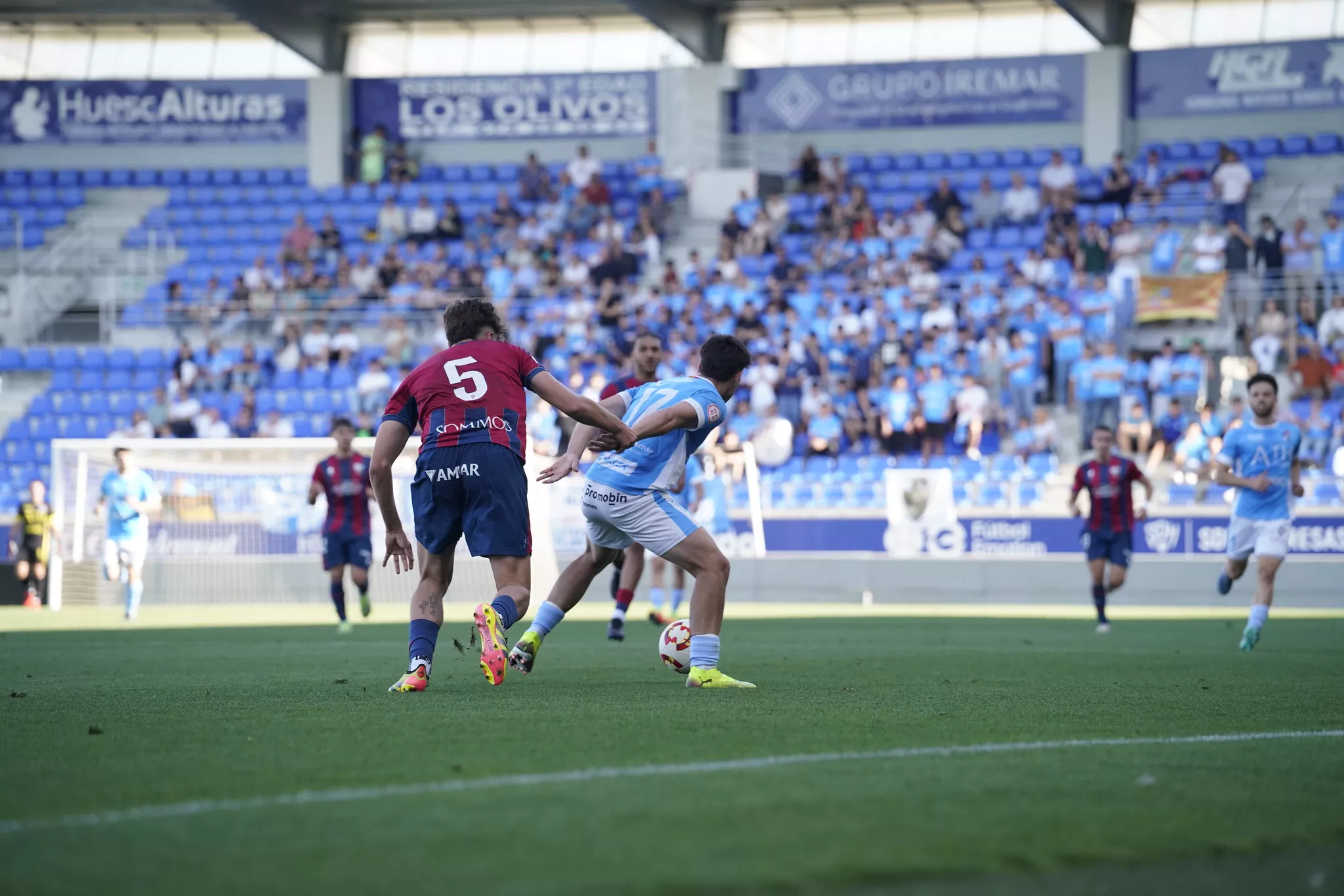 Un momento del partido entre el Huesca B y el Binéfar. Luis Arcas: "Estamos muy felices por el momento que vivimos". Foto: @fotomaniafut