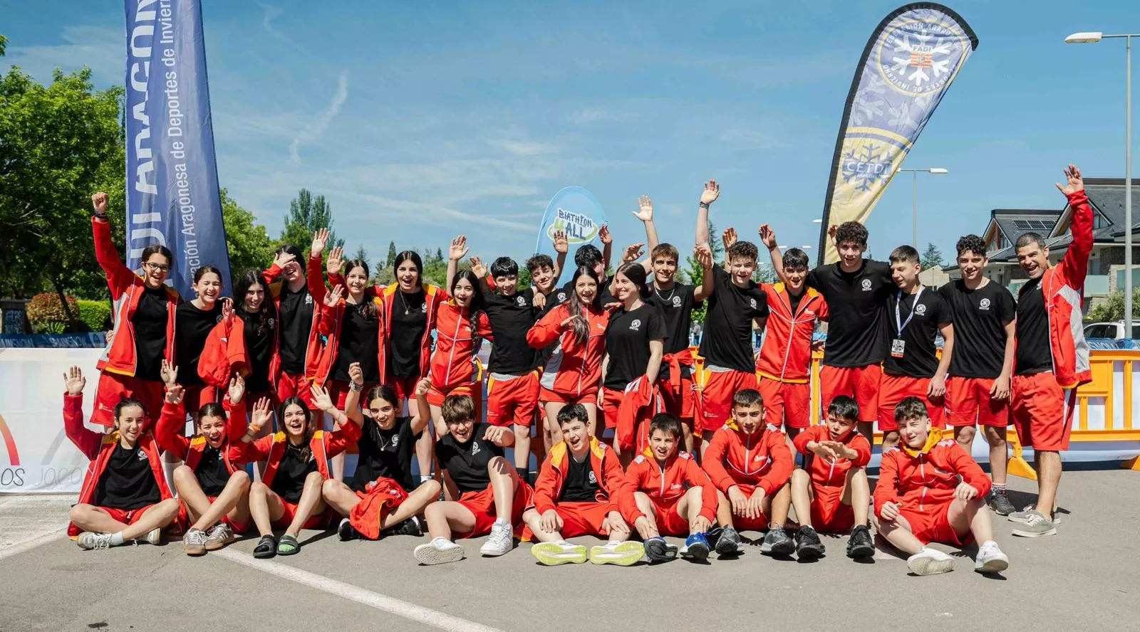 Jóvenes participan en la jornada de biathlon de Jaca. 