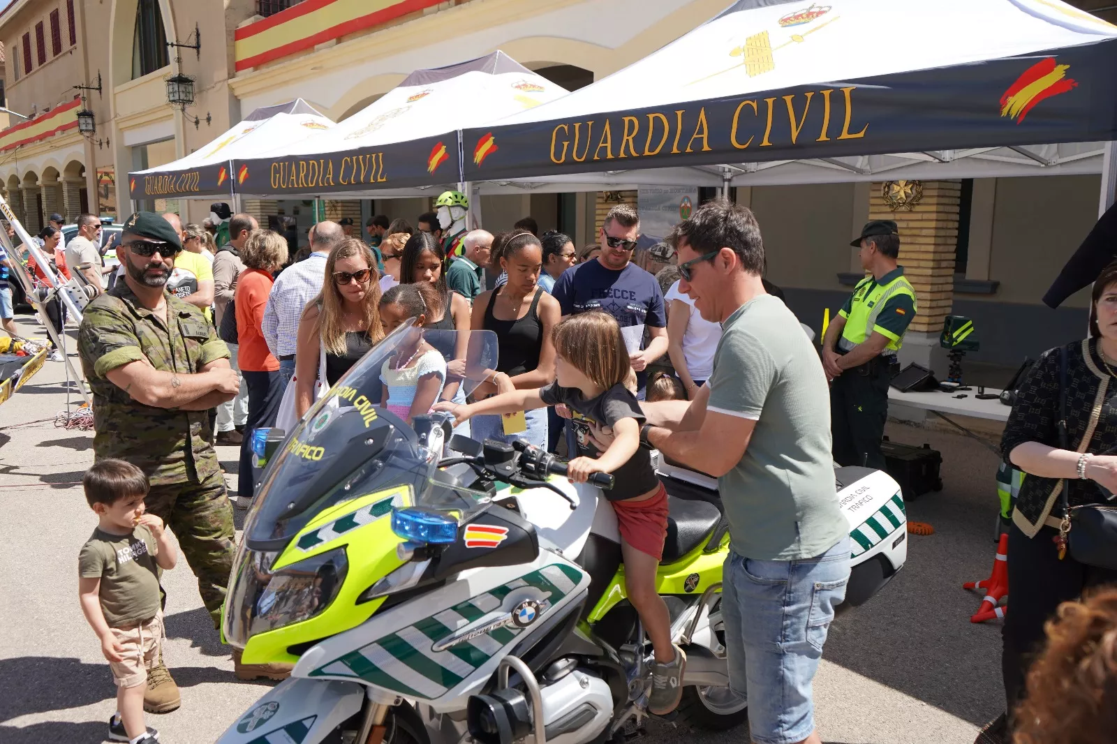 Personas de todas las edades en  las Jornadas de Puertas Abiertas de las Fuerzas Armadas en Castillejos.