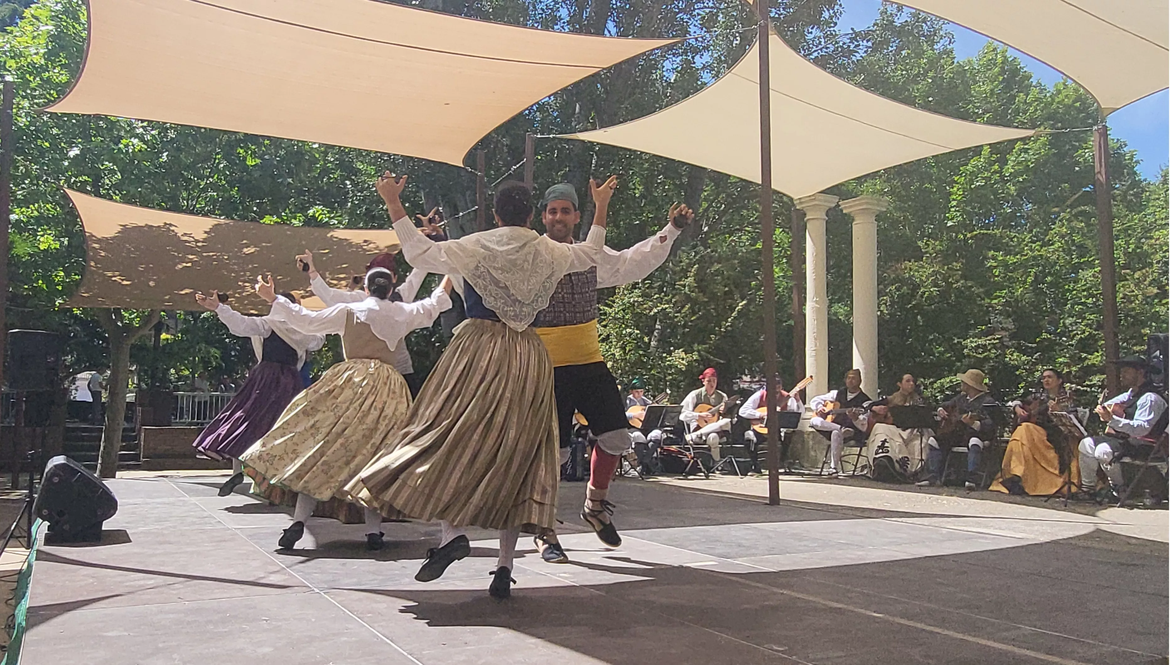 Actuación de la Agrupación Folklórica Santa Cecilia en el parque Miguel Servet. Foto Mercedes Manterola
