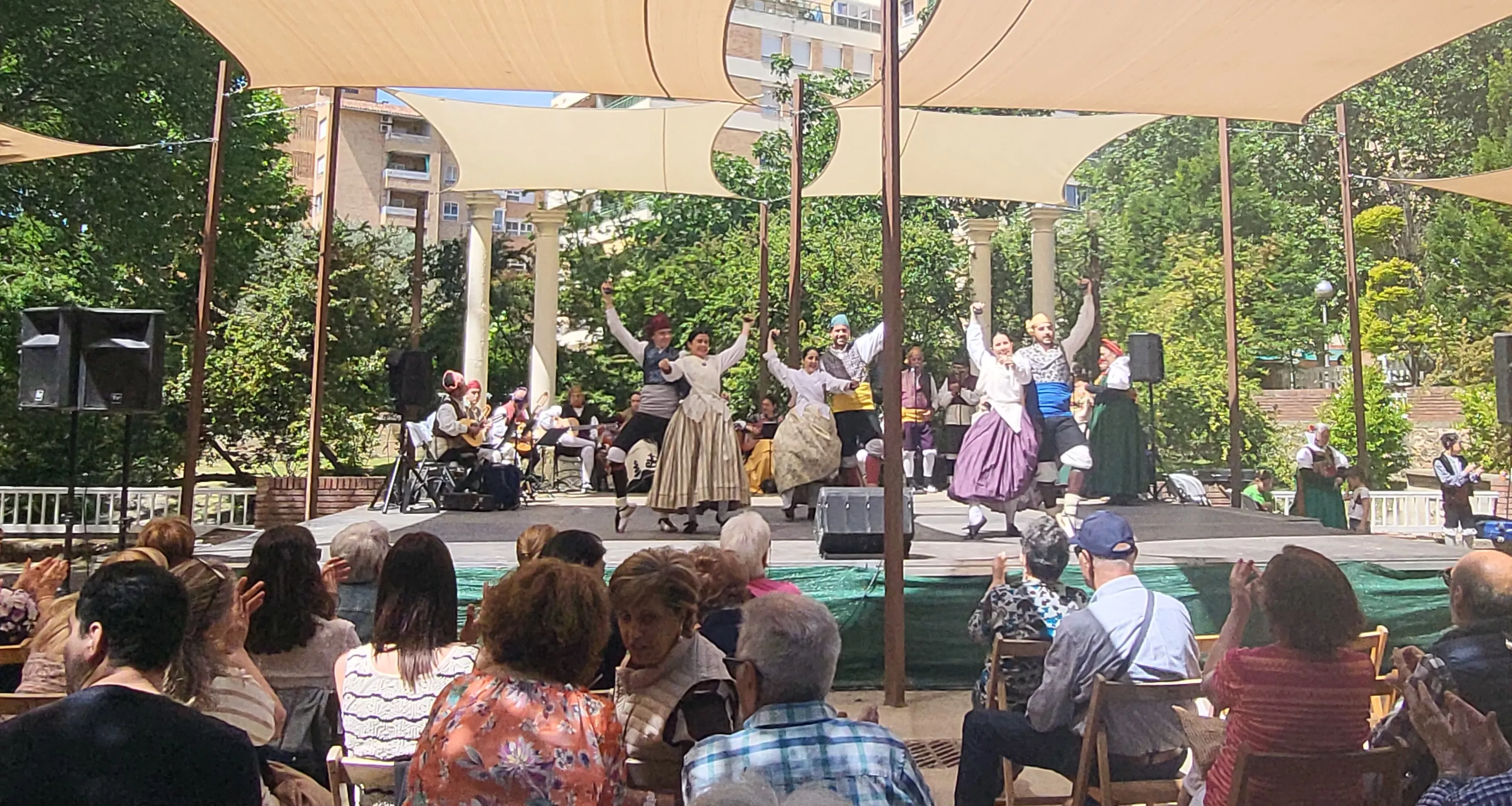 Actuación de la Agrupación Folklórica Santa Cecilia en el parque Miguel Servet. Foto Mercedes Manterola