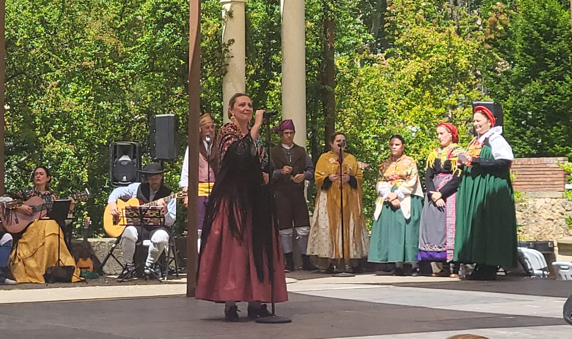 Actuación de la Agrupación Folklórica Santa Cecilia en el parque Miguel Servet. Foto Mercedes Manterola