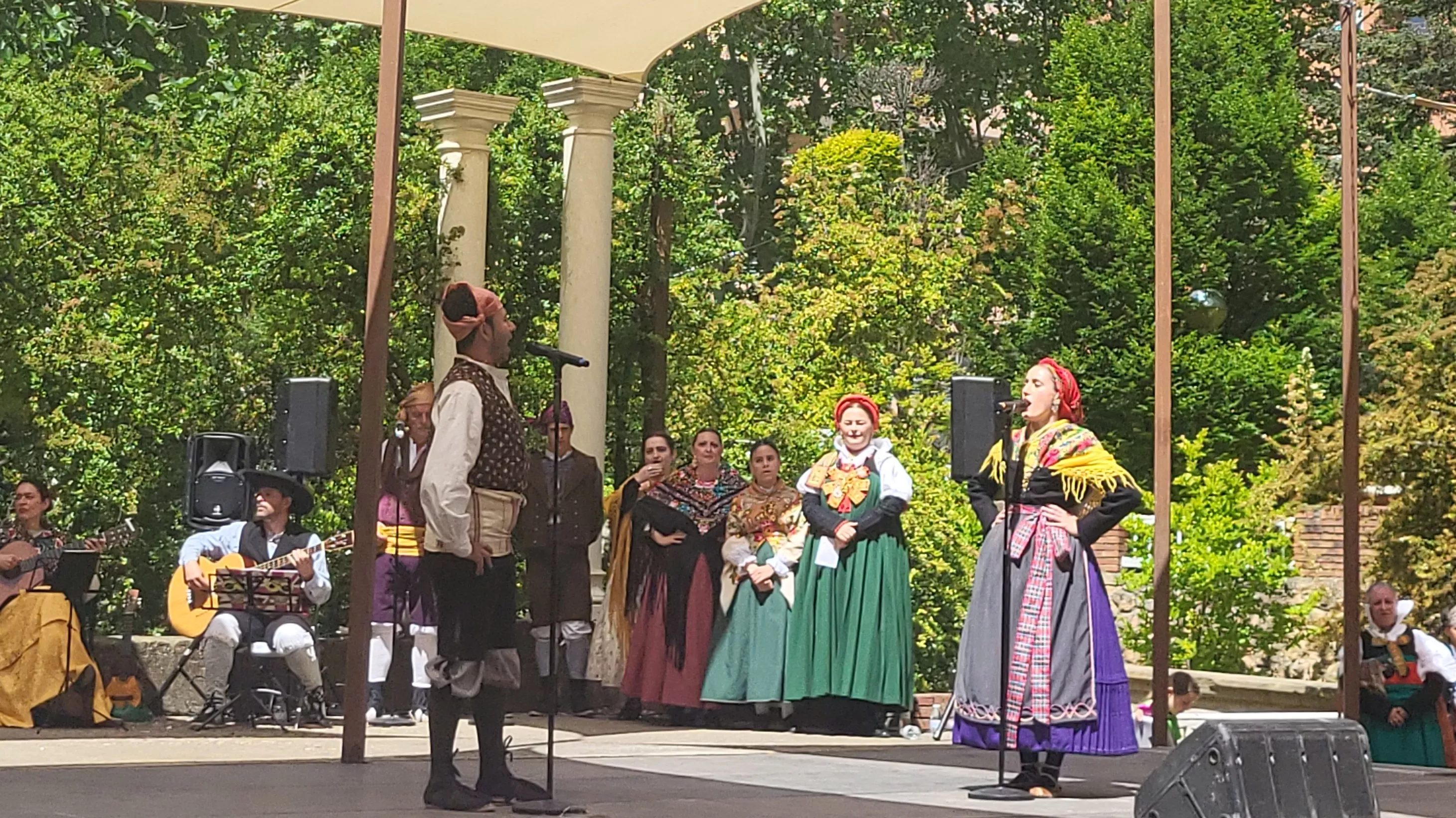 Actuación de la Agrupación Folklórica Santa Cecilia en el parque Miguel Servet. Foto Mercedes Manterola