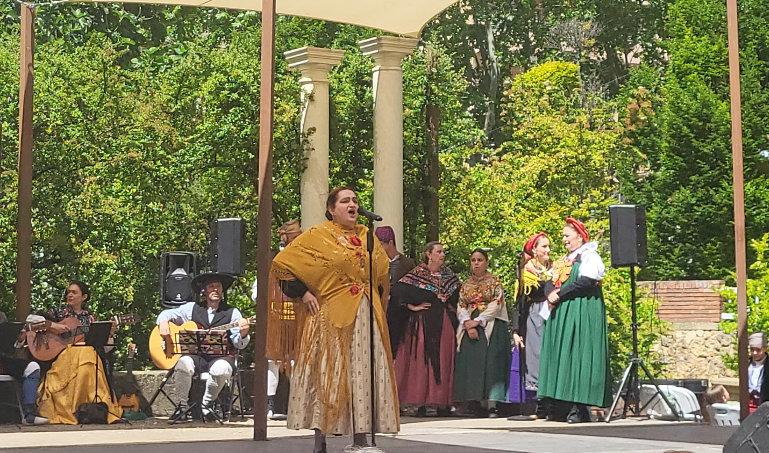 Actuación de la Agrupación Folklórica Santa Cecilia en el parque Miguel Servet. Foto Mercedes Manterola