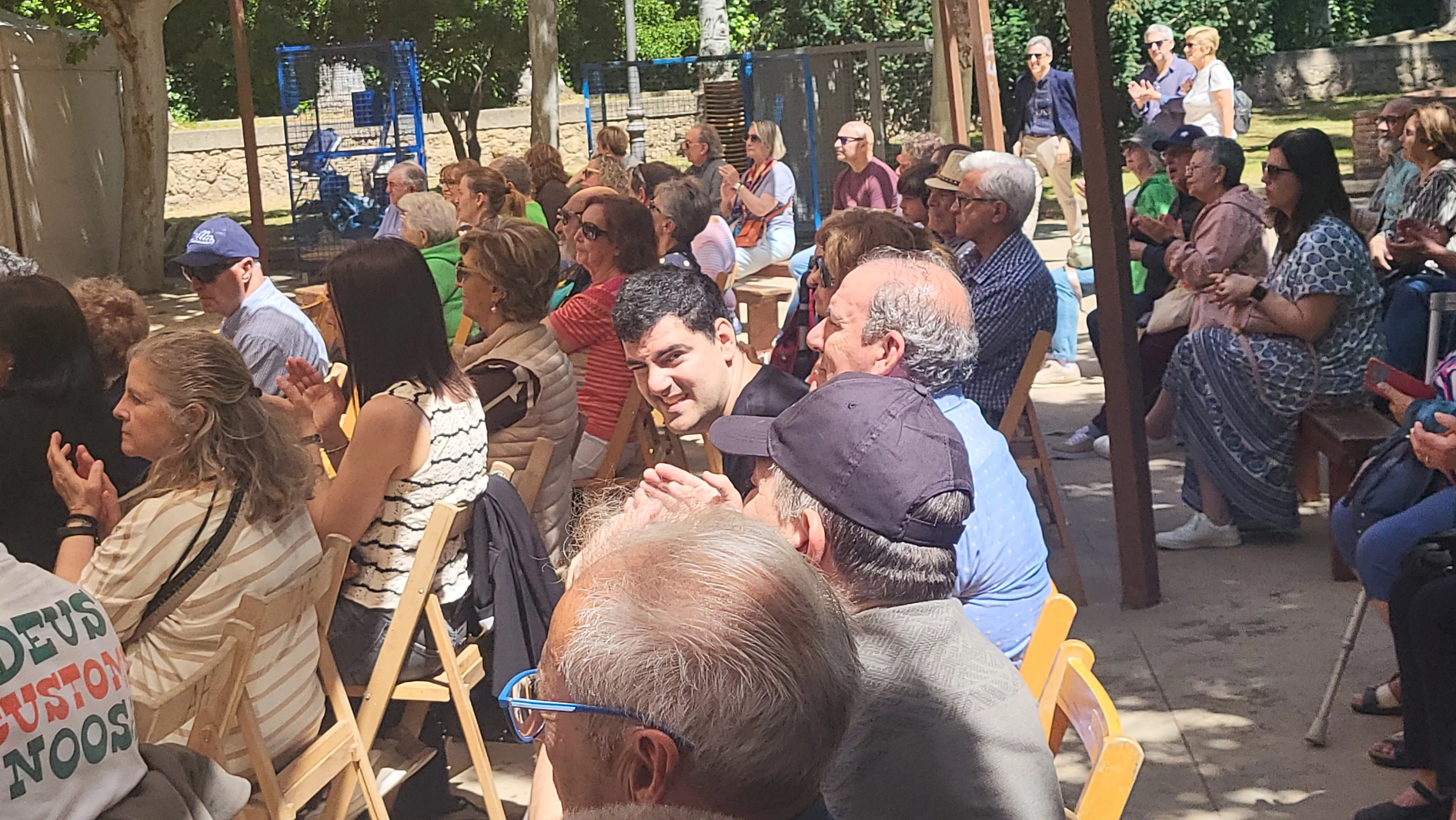 Actuación de la Agrupación Folklórica Santa Cecilia en el parque Miguel Servet. Foto Mercedes Manterola