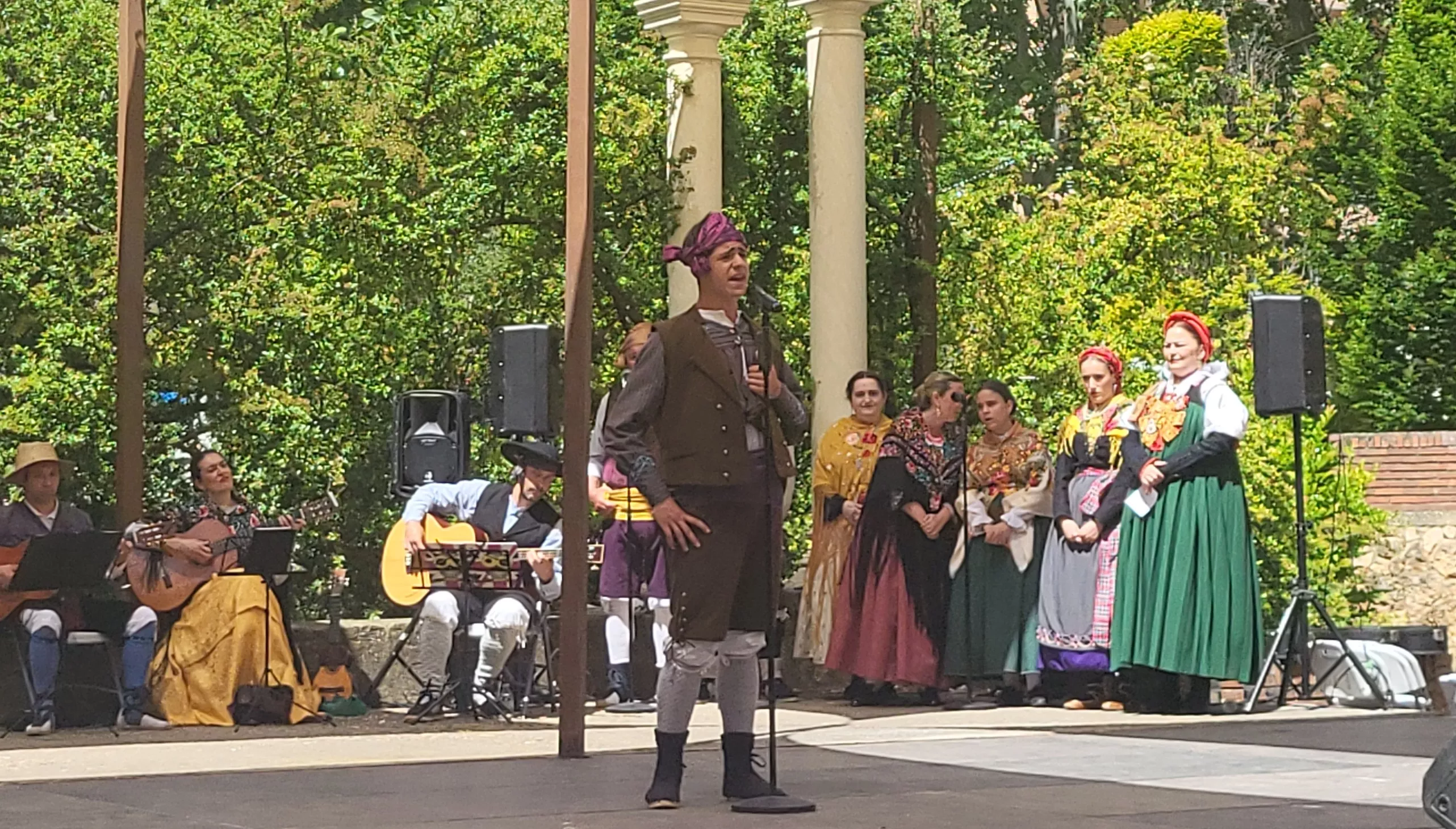 Actuación de la Agrupación Folklórica Santa Cecilia en el parque Miguel Servet. Foto Mercedes Manterola