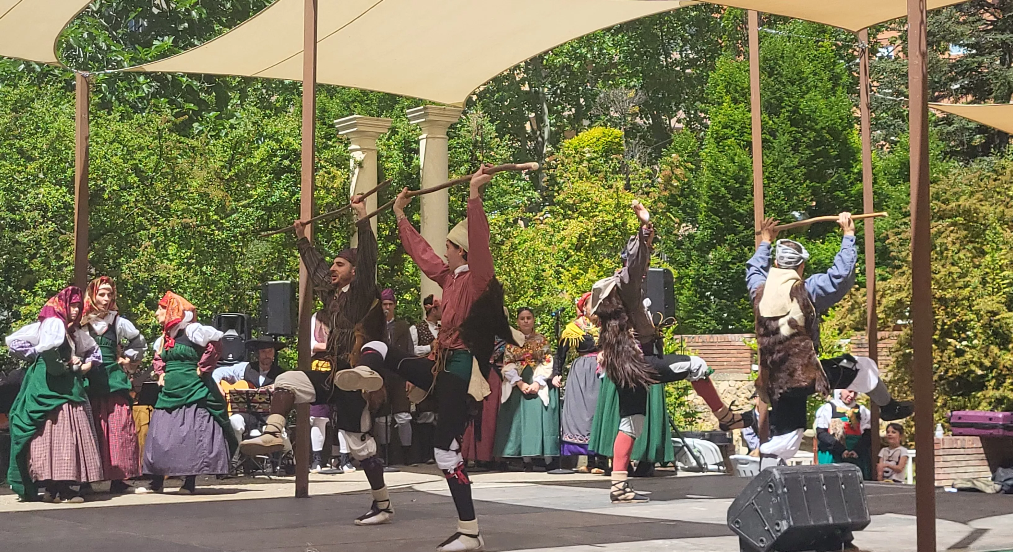Actuación de la Agrupación Folklórica Santa Cecilia en el parque Miguel Servet. Foto Mercedes Manterola