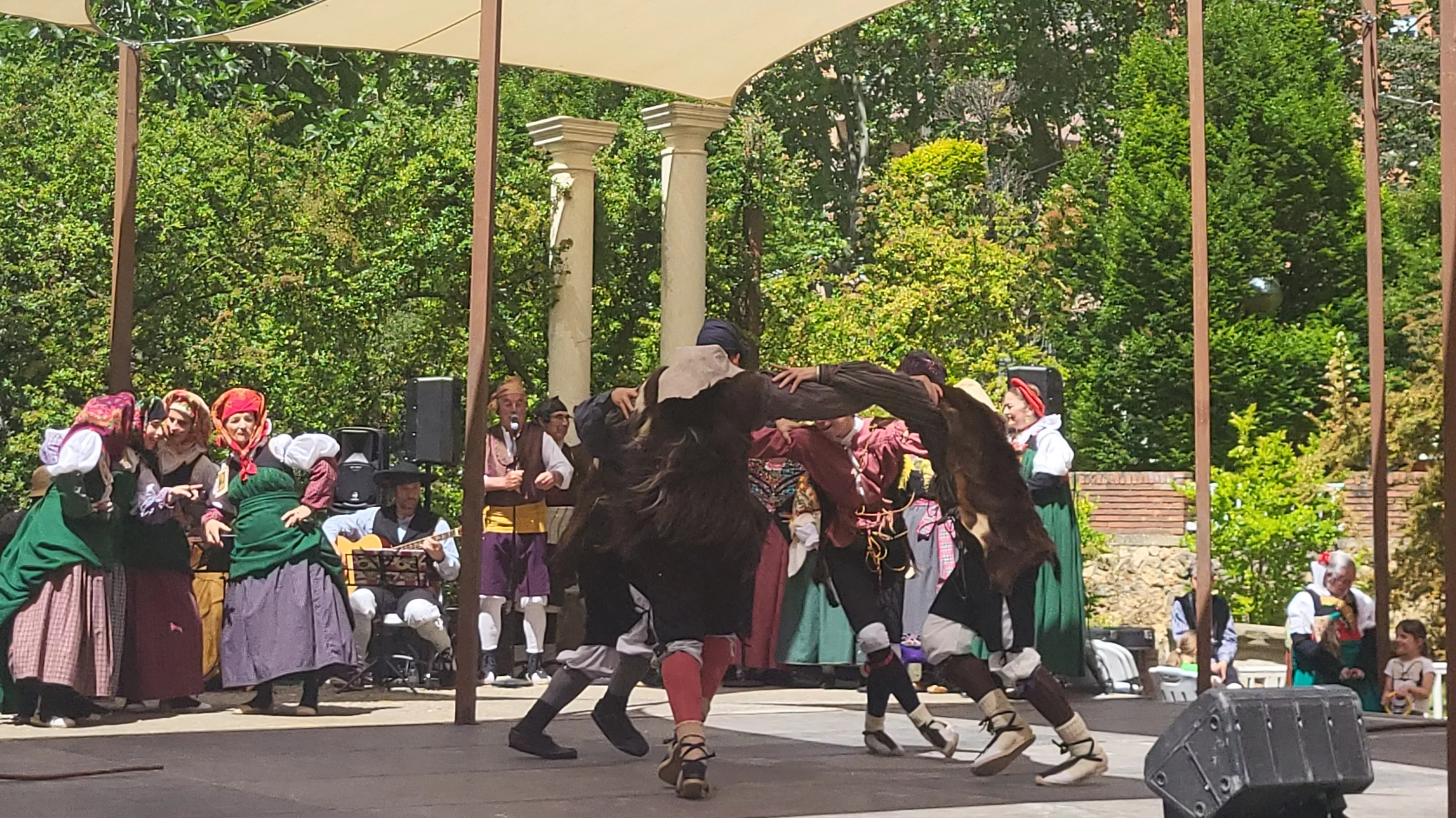 Actuación de la Agrupación Folklórica Santa Cecilia en el parque Miguel Servet. Foto Mercedes Manterola