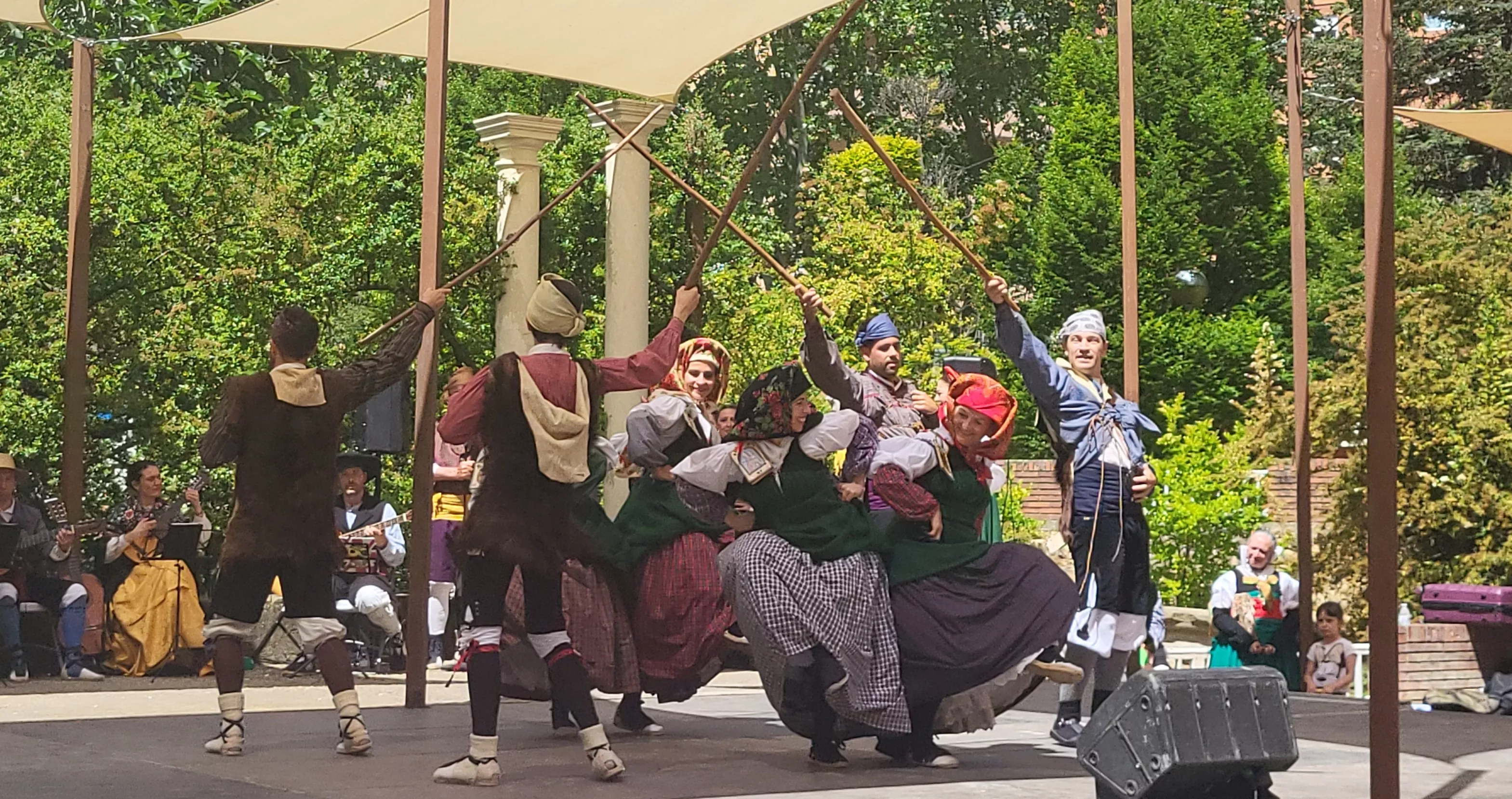 Actuación de la Agrupación Folklórica Santa Cecilia en el parque Miguel Servet. Foto Mercedes Manterola