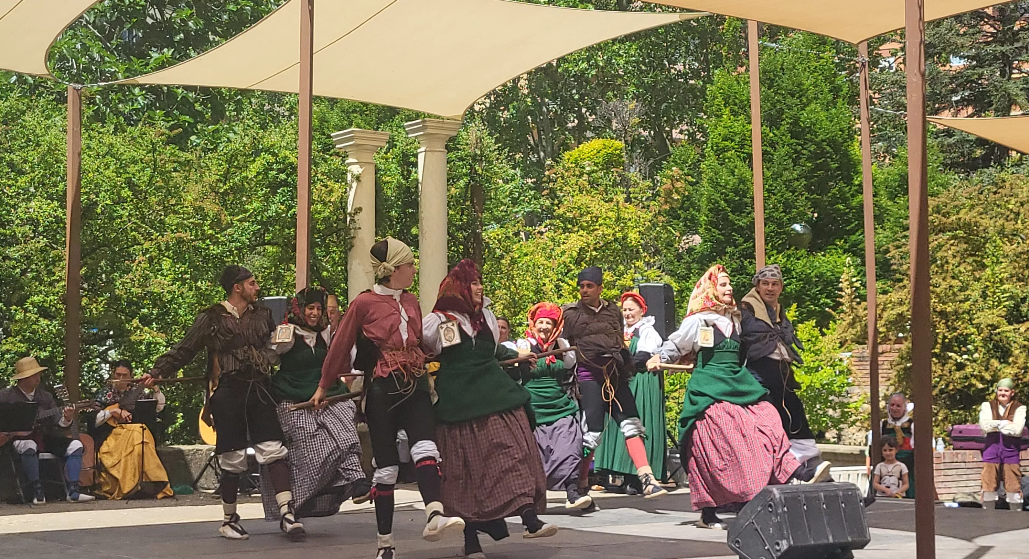 Actuación de la Agrupación Folklórica Santa Cecilia en el parque Miguel Servet. Foto Mercedes Manterola