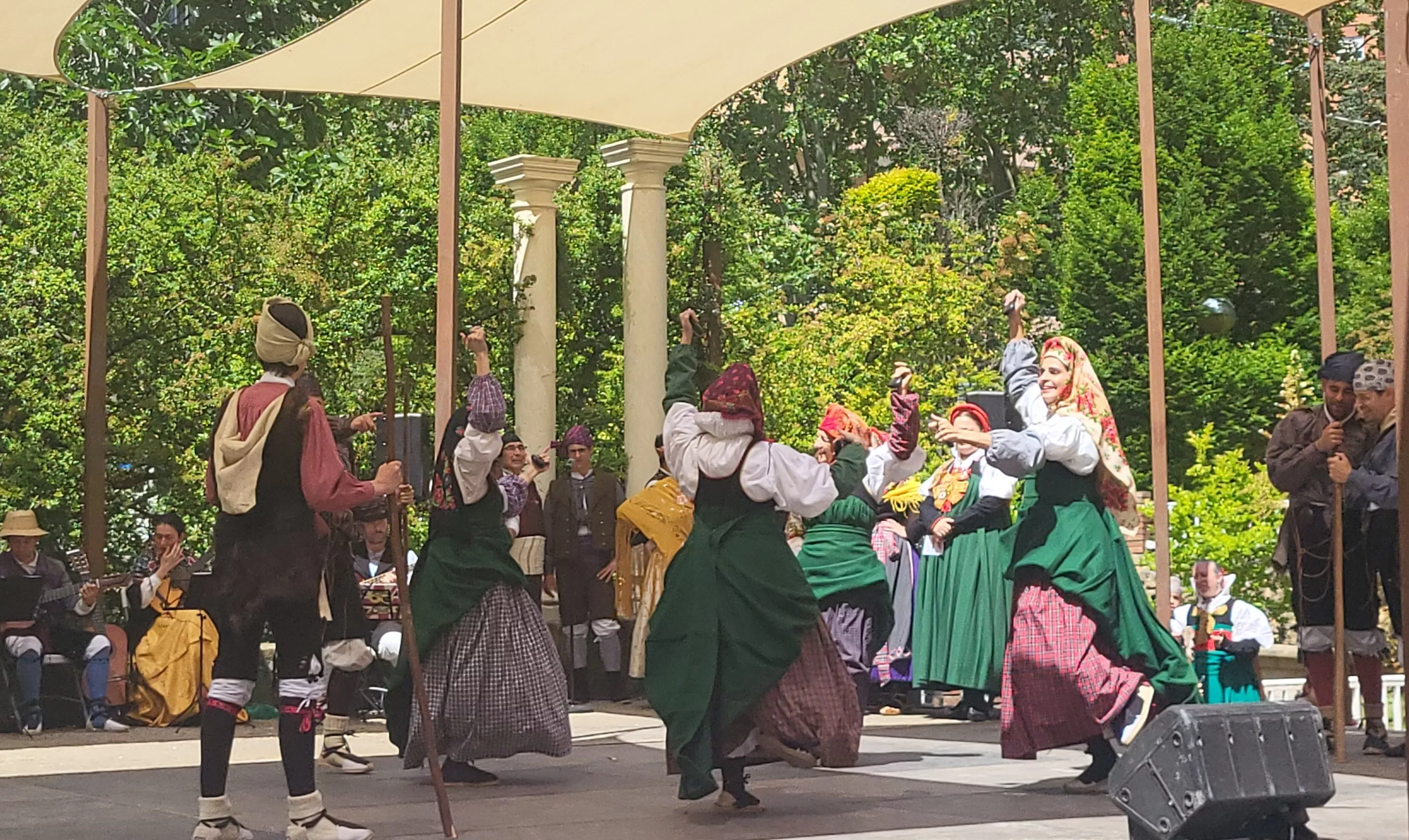 Actuación de la Agrupación Folklórica Santa Cecilia en el parque Miguel Servet. Foto Mercedes Manterola