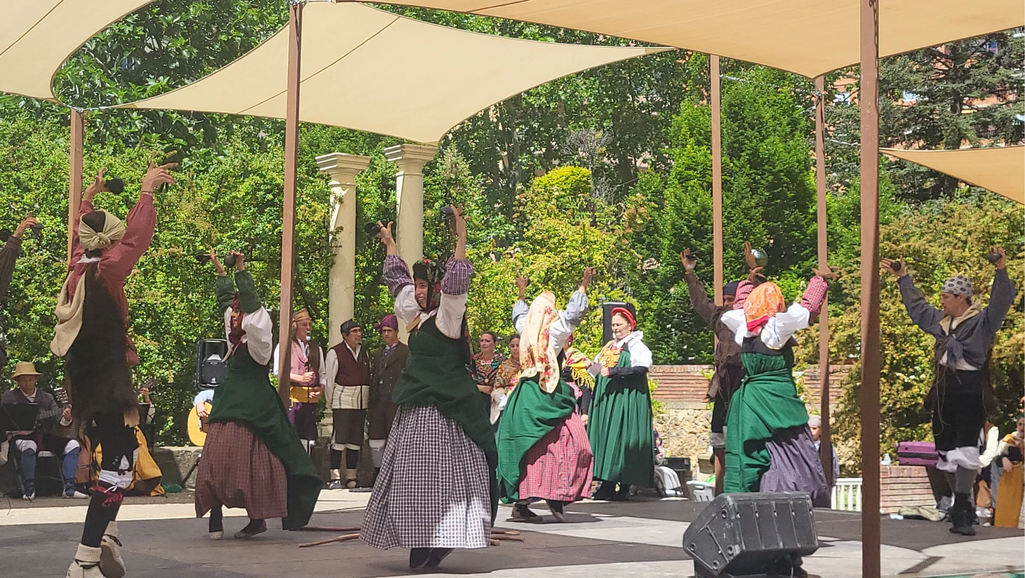 Actuación de la Agrupación Folklórica Santa Cecilia en el parque Miguel Servet. Foto Mercedes Manterola