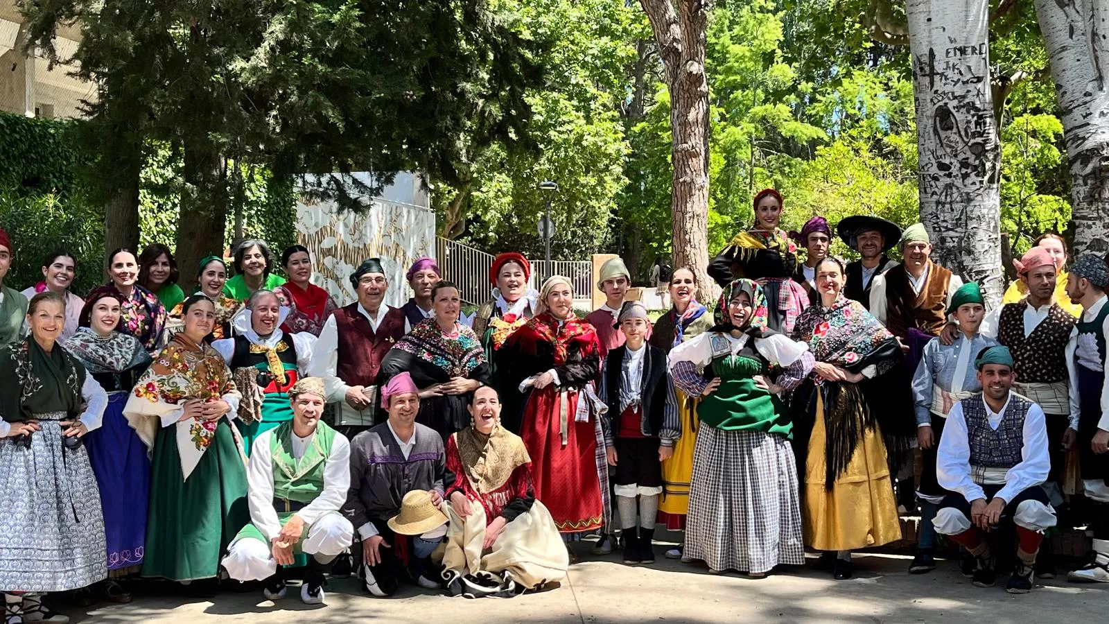 Actuación de la Agrupación Folklórica Santa Cecilia en el parque Miguel Servet. Foto Mercedes Manterola