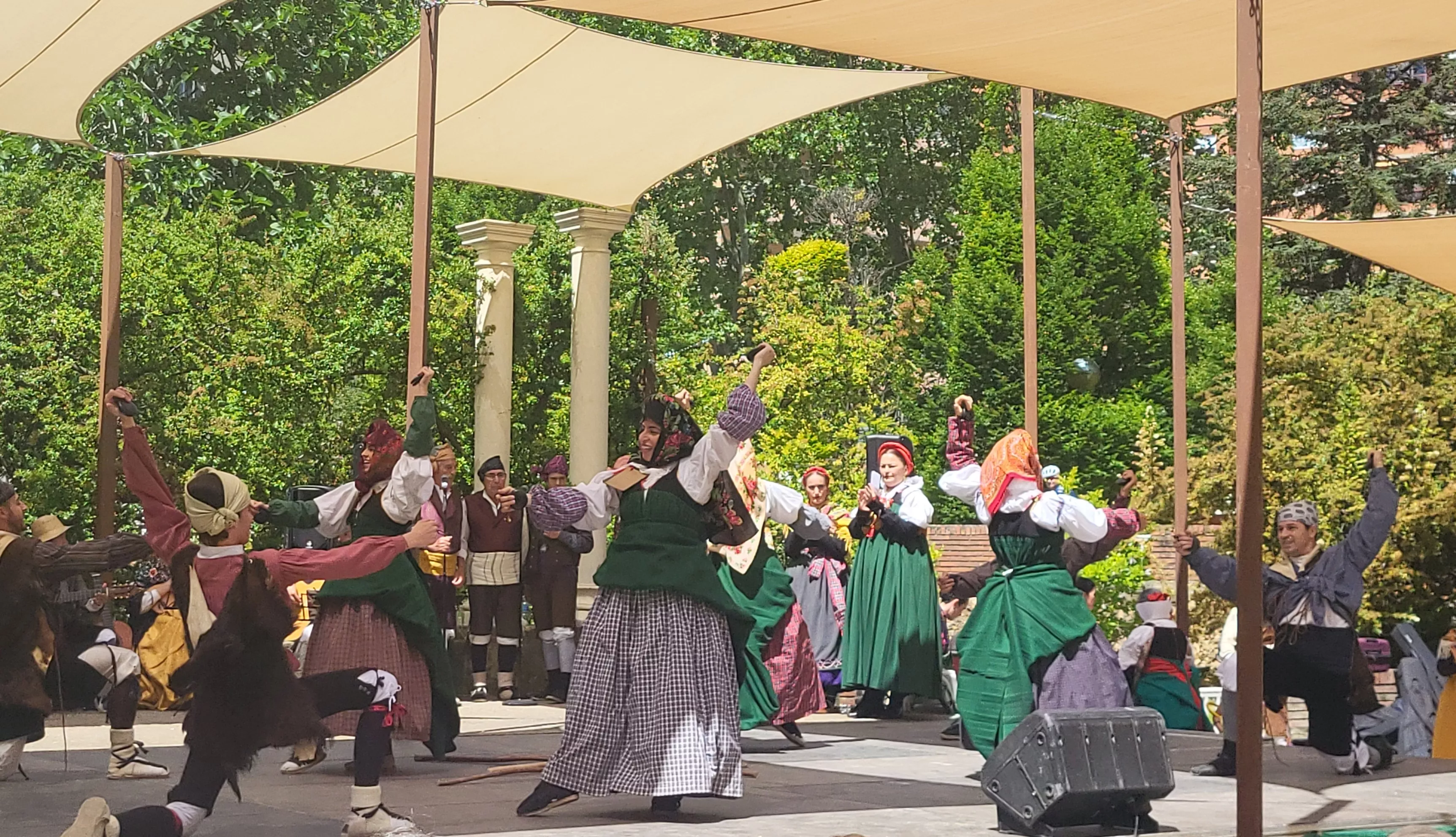 Actuación de la Agrupación Folklórica Santa Cecilia en el parque Miguel Servet. Foto Mercedes Manterola