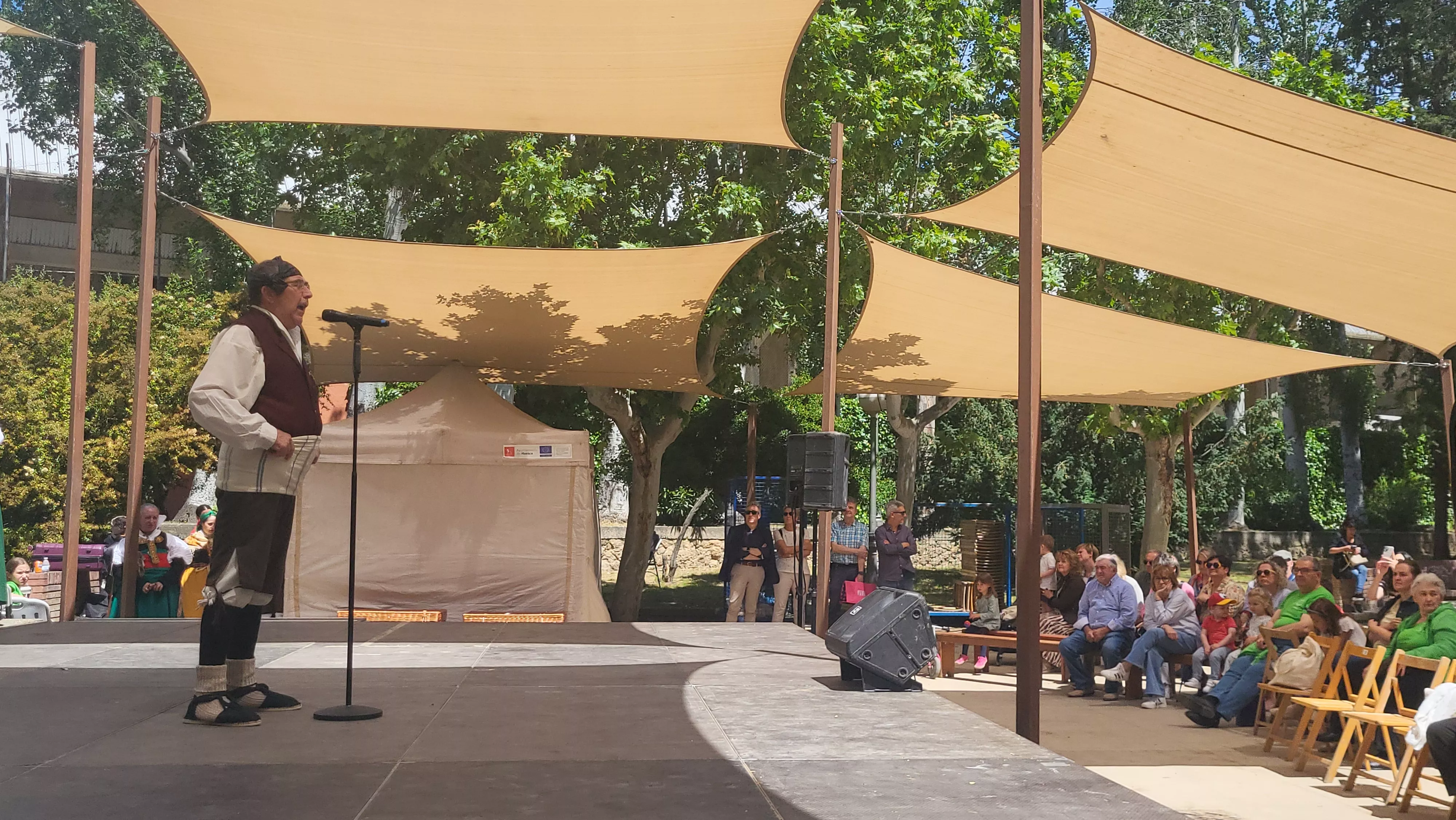 Actuación de la Agrupación Folklórica Santa Cecilia en el parque Miguel Servet. Foto Mercedes Manterola