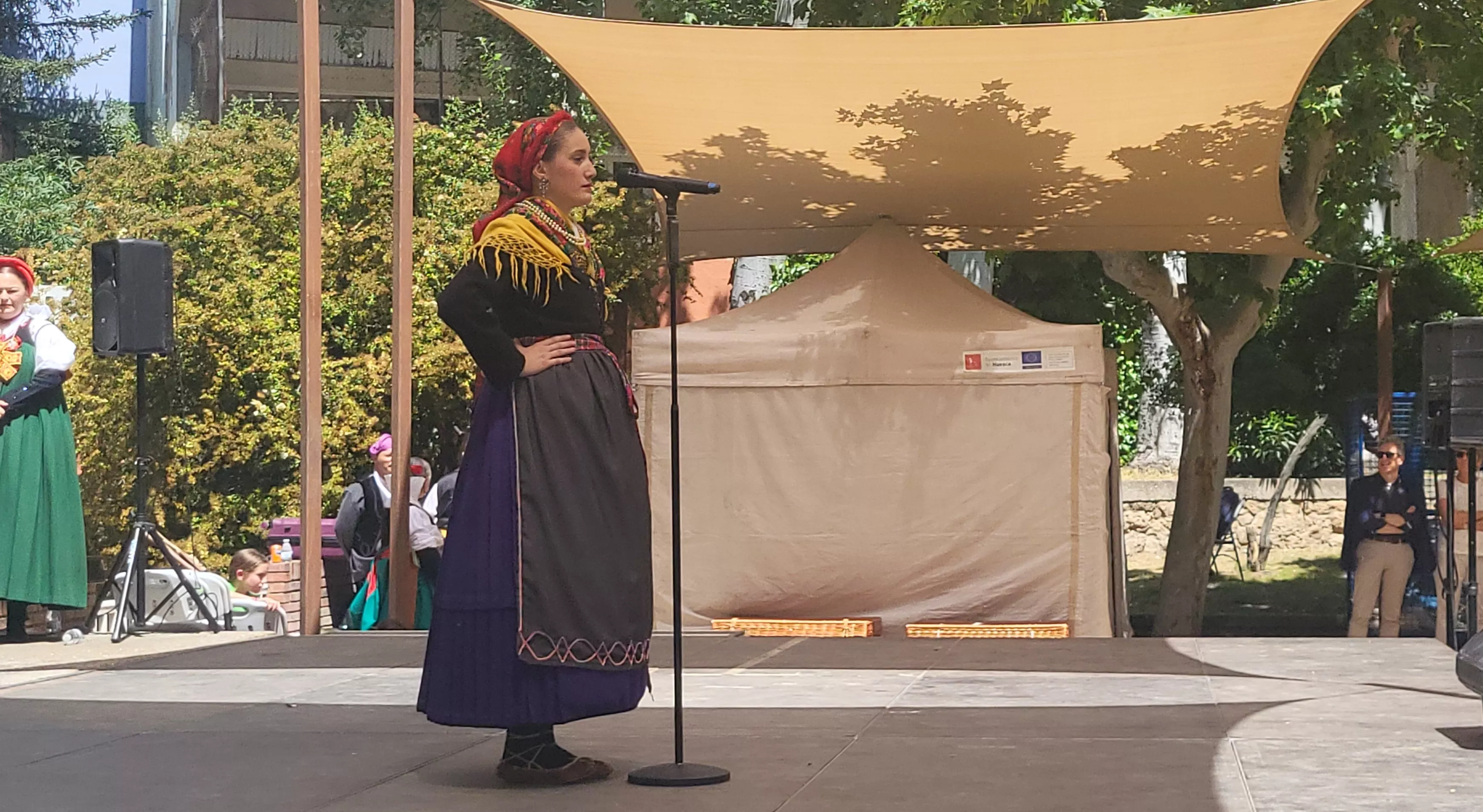 Actuación de la Agrupación Folklórica Santa Cecilia en el parque Miguel Servet. Foto Mercedes Manterola