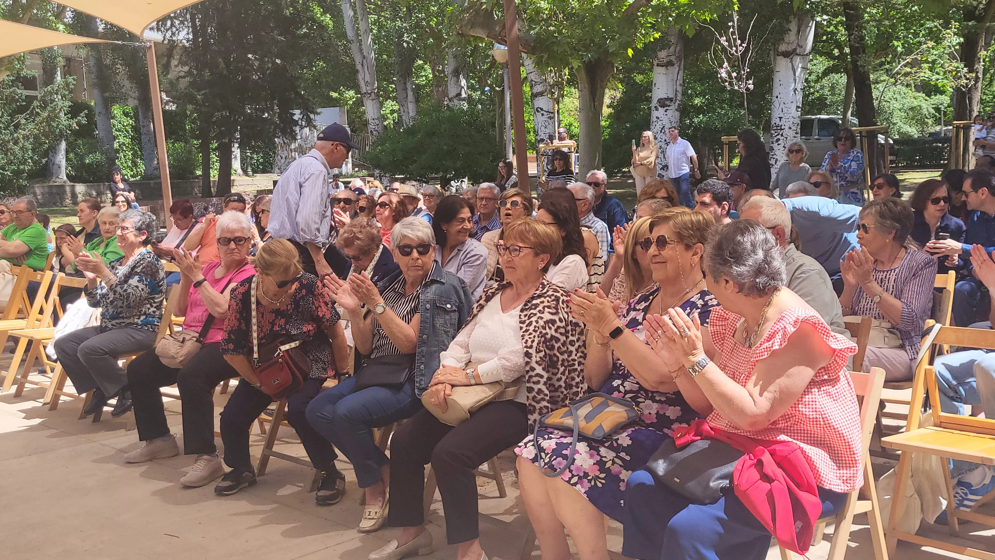 Actuación de la Agrupación Folklórica Santa Cecilia en el parque Miguel Servet. Foto Mercedes Manterola