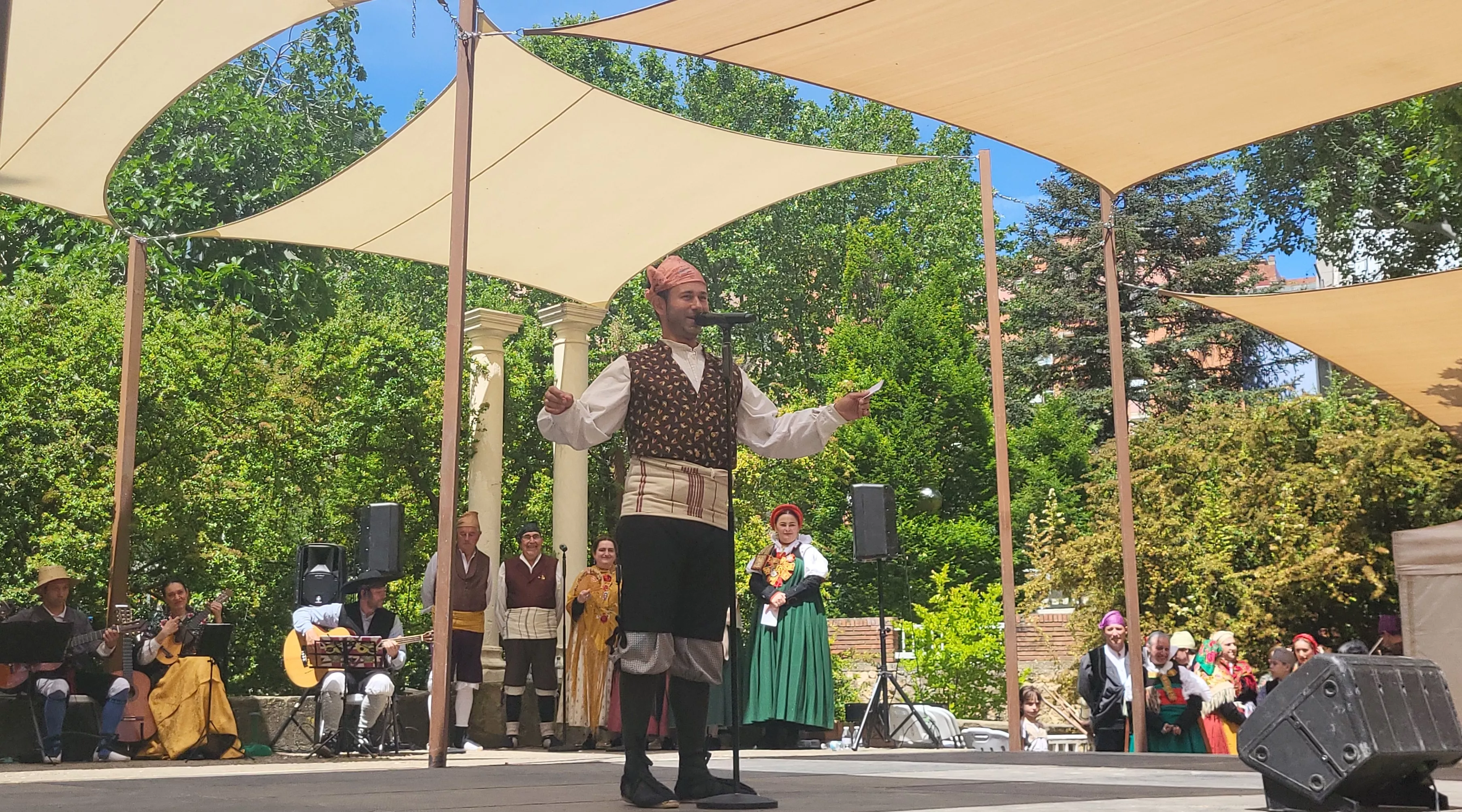 Actuación de la Agrupación Folklórica Santa Cecilia en el parque Miguel Servet. Foto Mercedes Manterola