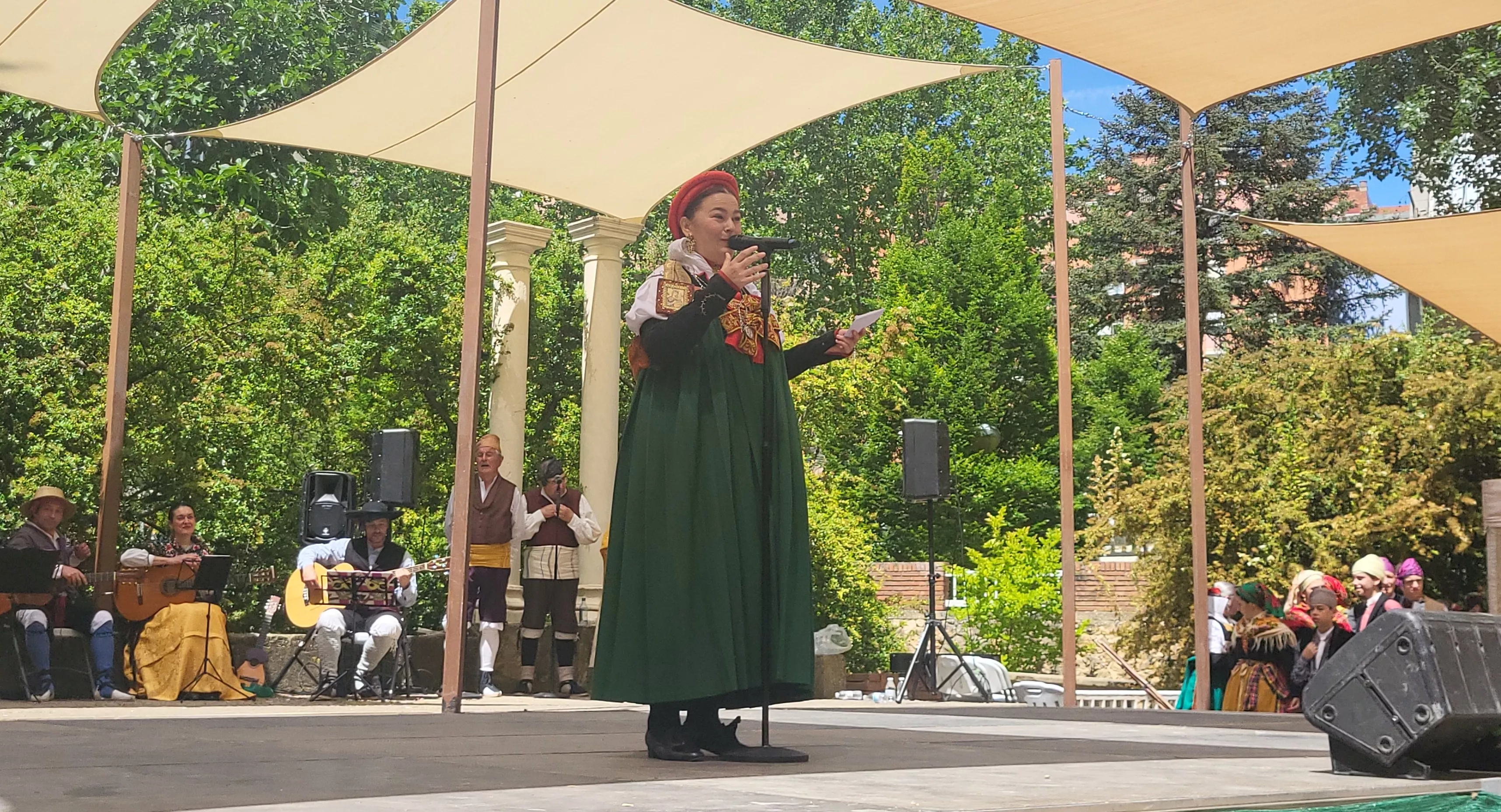 Actuación de la Agrupación Folklórica Santa Cecilia en el parque Miguel Servet. Foto Mercedes Manterola
