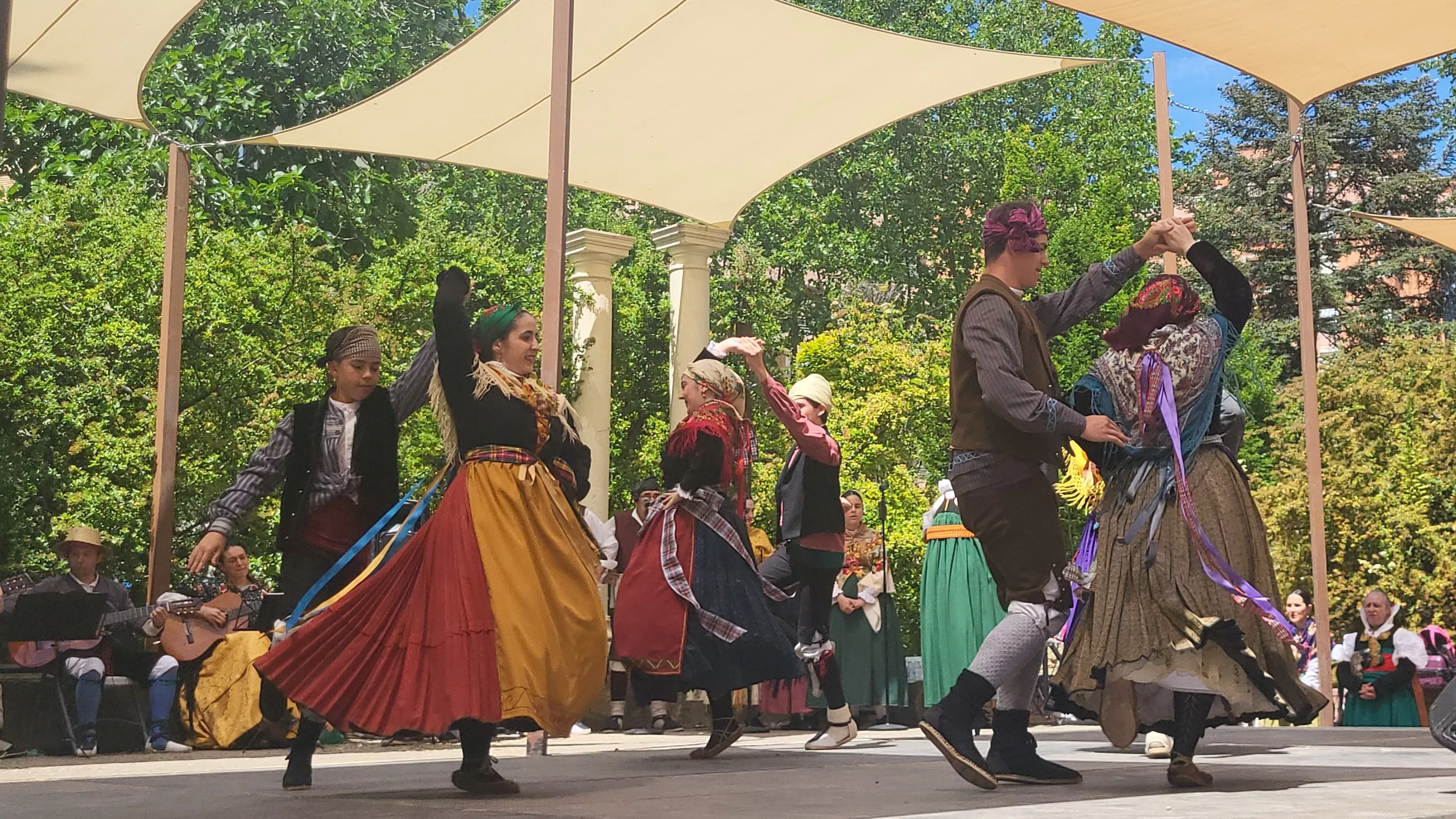 Actuación de la Agrupación Folklórica Santa Cecilia en el parque Miguel Servet. Foto Mercedes Manterola