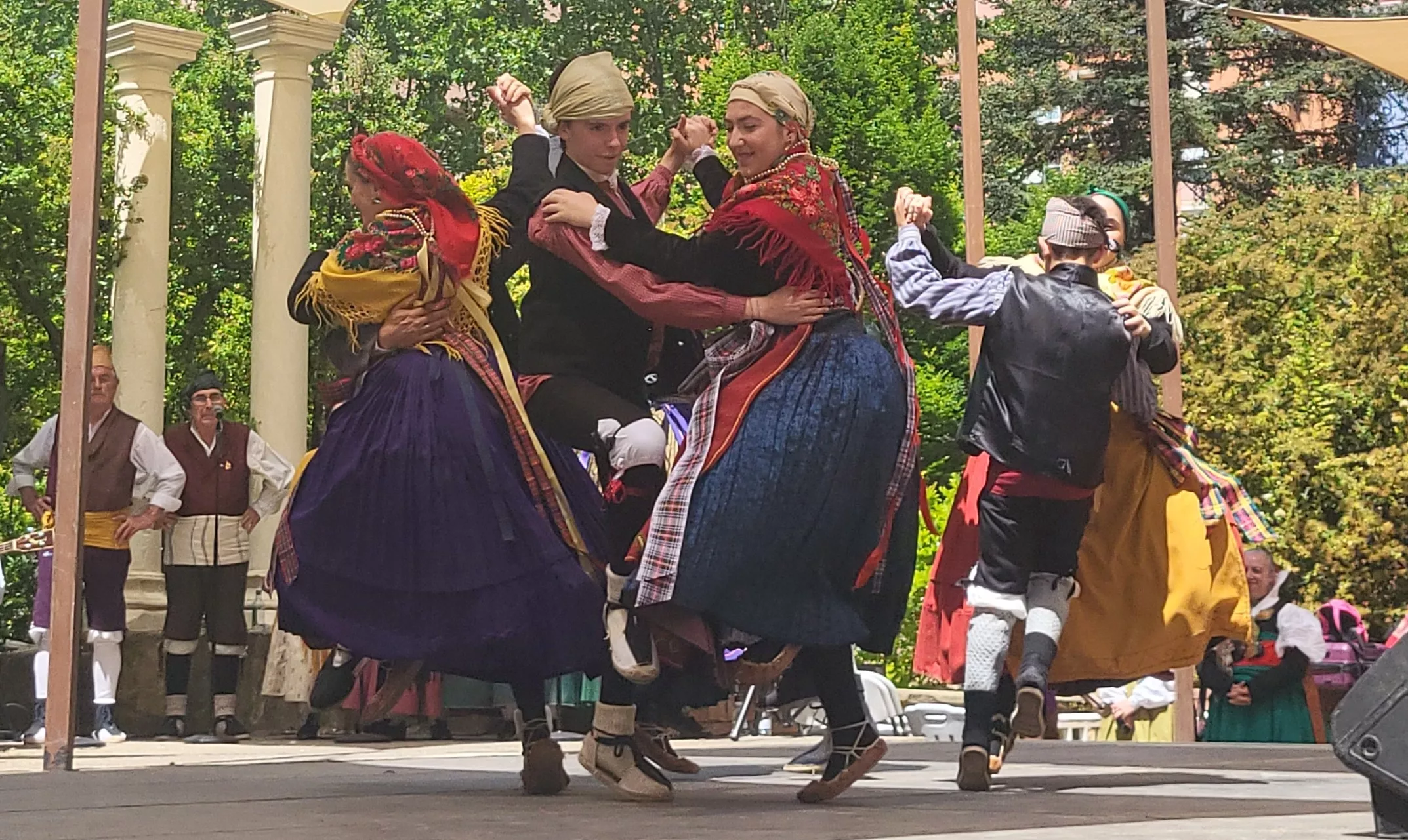 Actuación de la Agrupación Folklórica Santa Cecilia en el parque Miguel Servet. Foto Mercedes Manterola