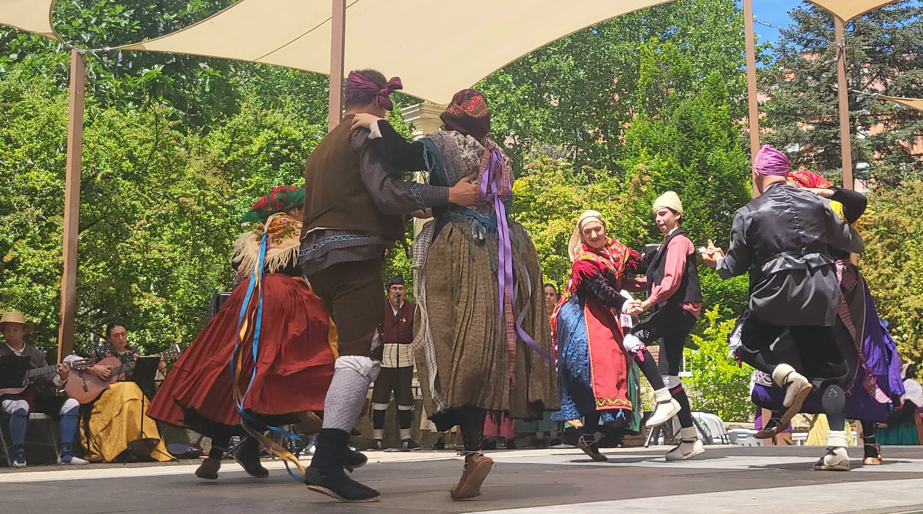Actuación de la Agrupación Folklórica Santa Cecilia en el parque Miguel Servet. Foto Mercedes Manterola
