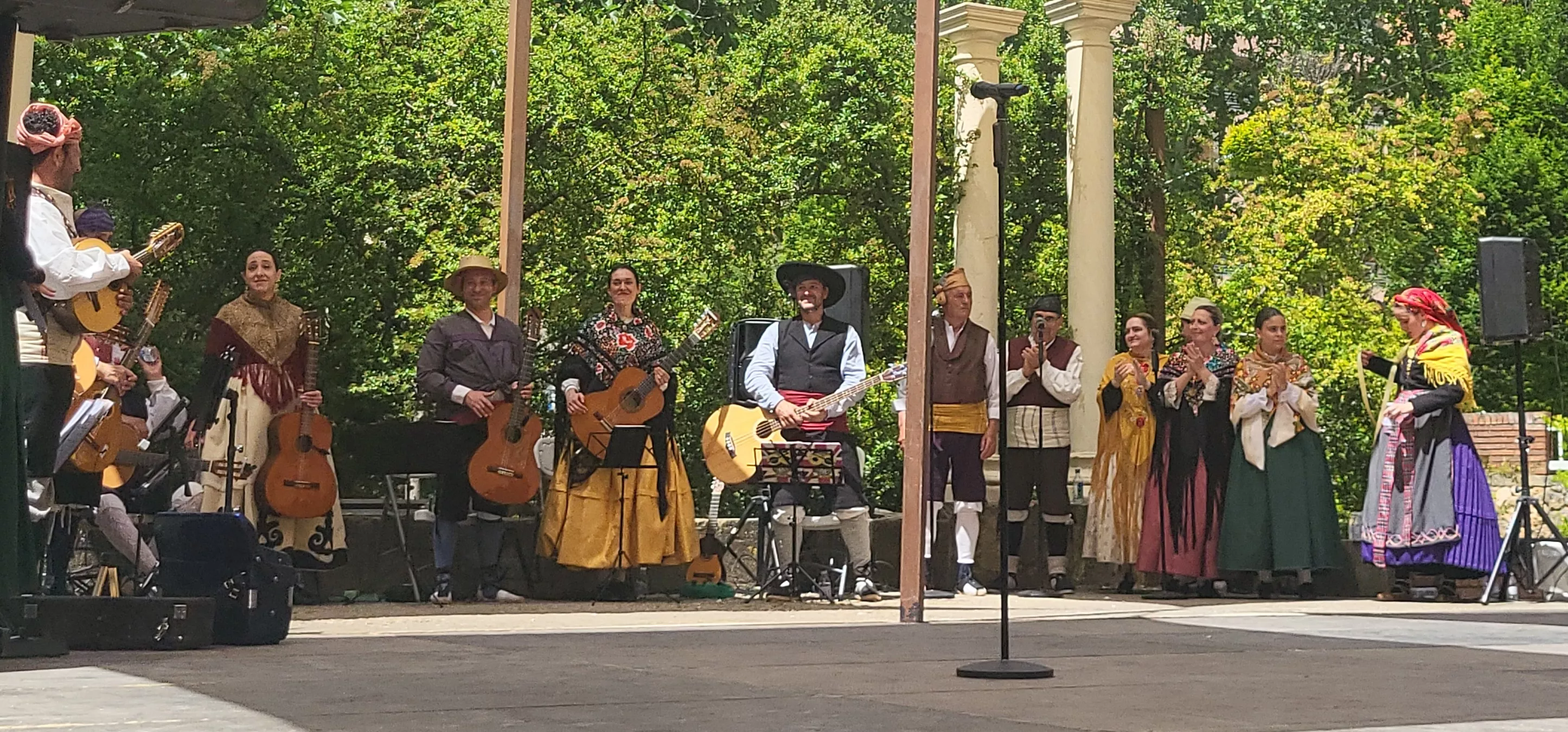 Actuación de la Agrupación Folklórica Santa Cecilia en el parque Miguel Servet. Foto Mercedes Manterola
