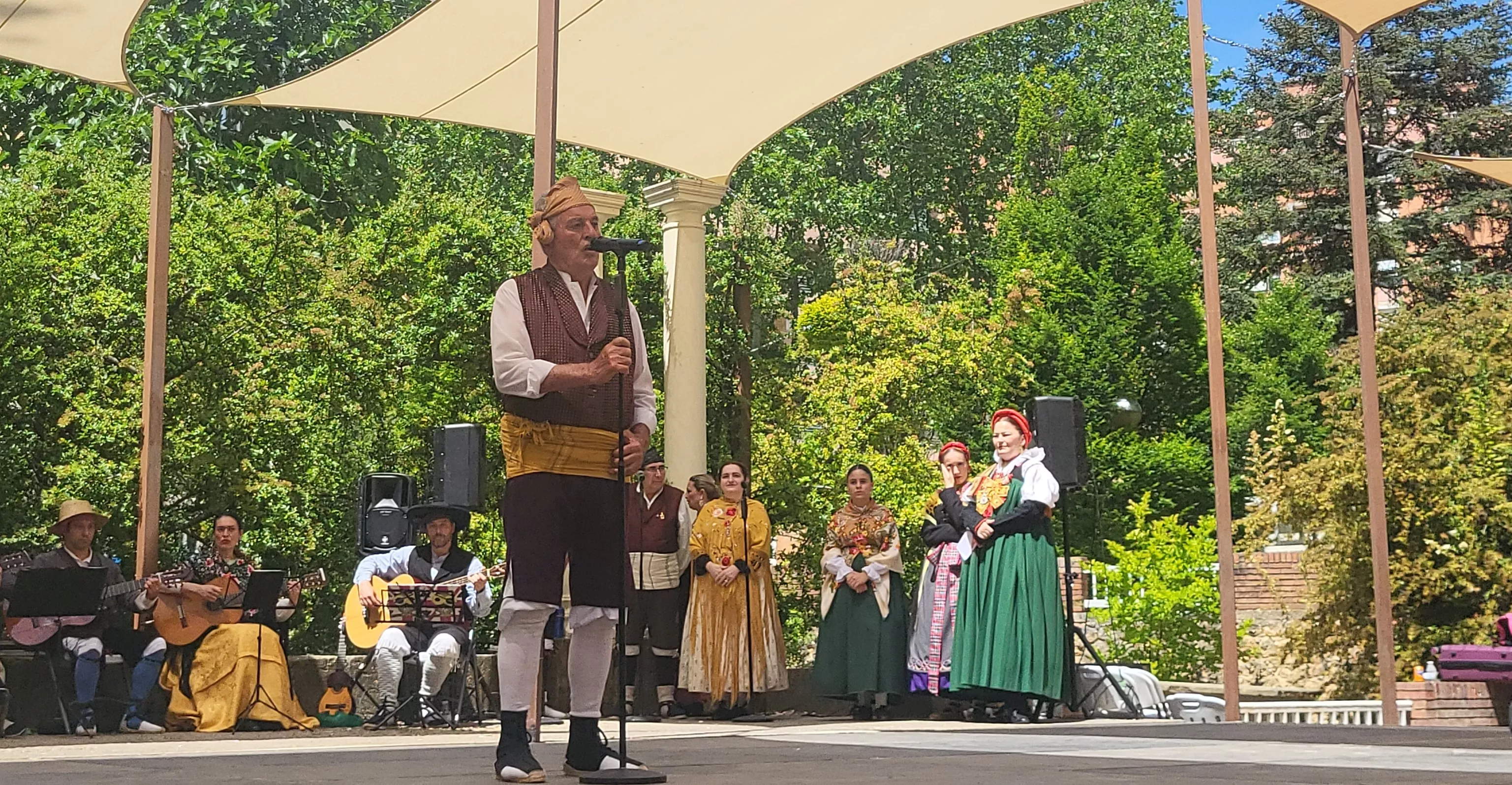 Actuación de la Agrupación Folklórica Santa Cecilia en el parque Miguel Servet. Foto Mercedes Manterola