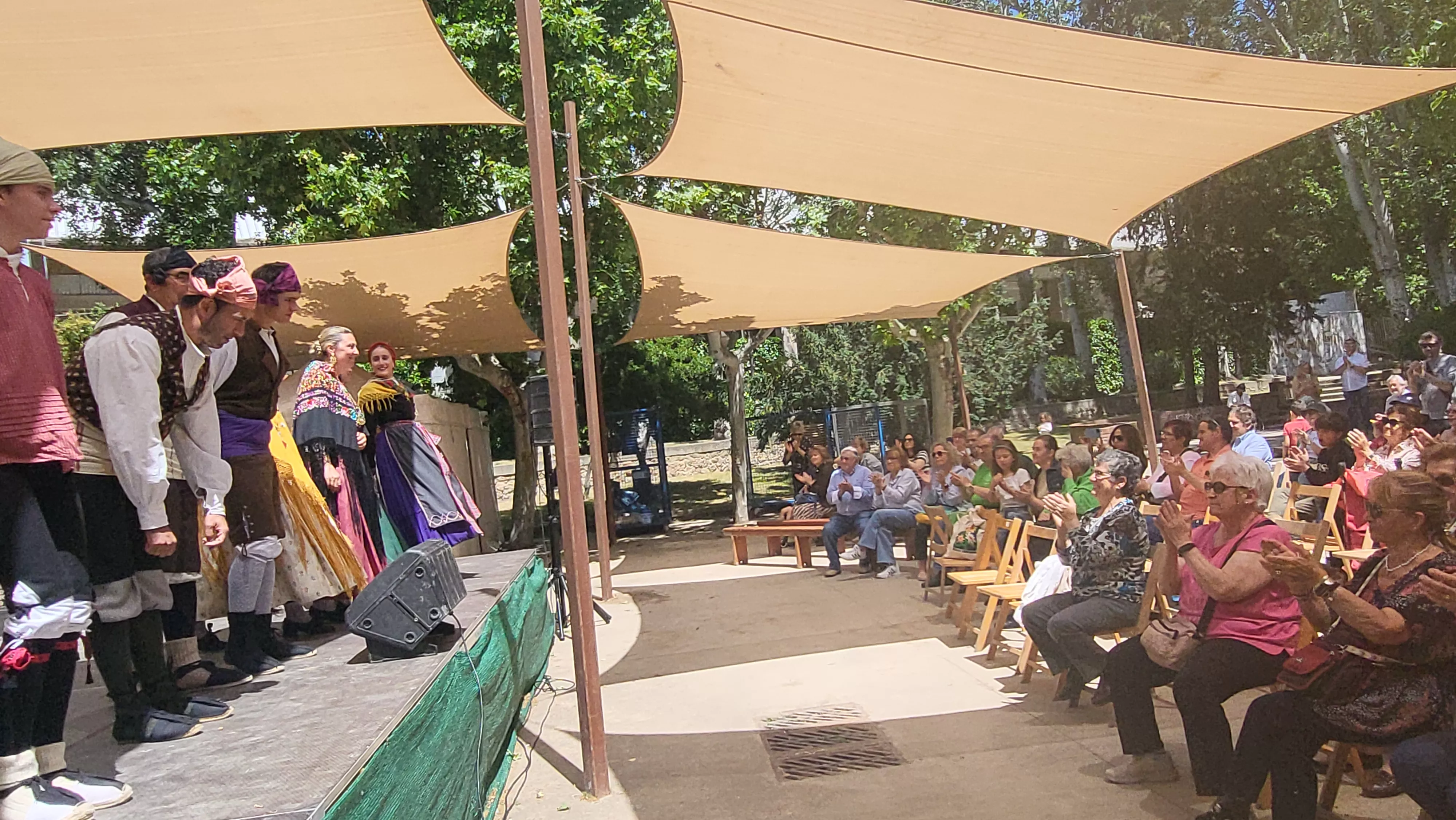 Actuación de la Agrupación Folklórica Santa Cecilia en el parque Miguel Servet. Foto Mercedes Manterola