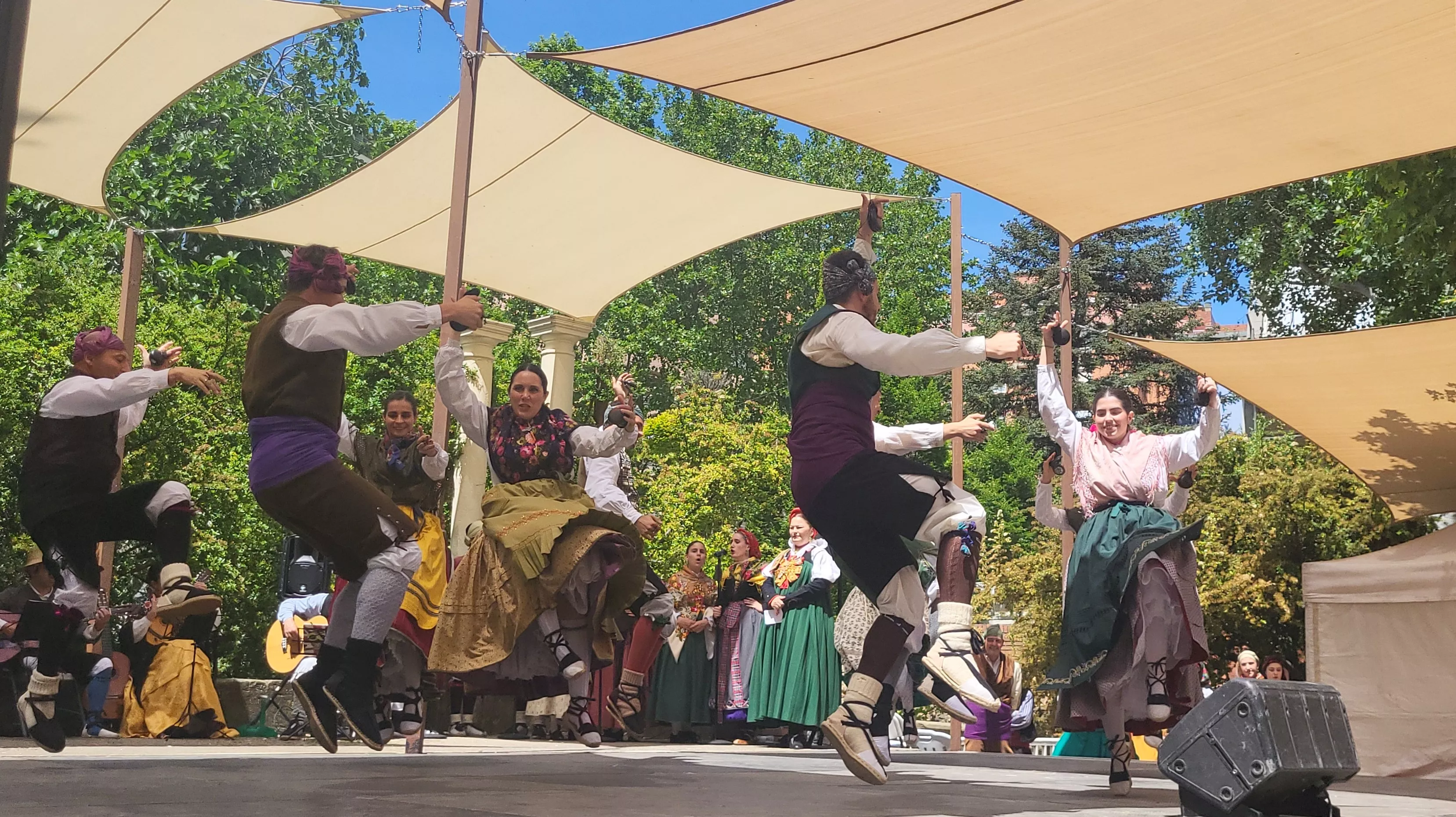 Actuación de la Agrupación Folklórica Santa Cecilia en el parque Miguel Servet. Foto Mercedes Manterola