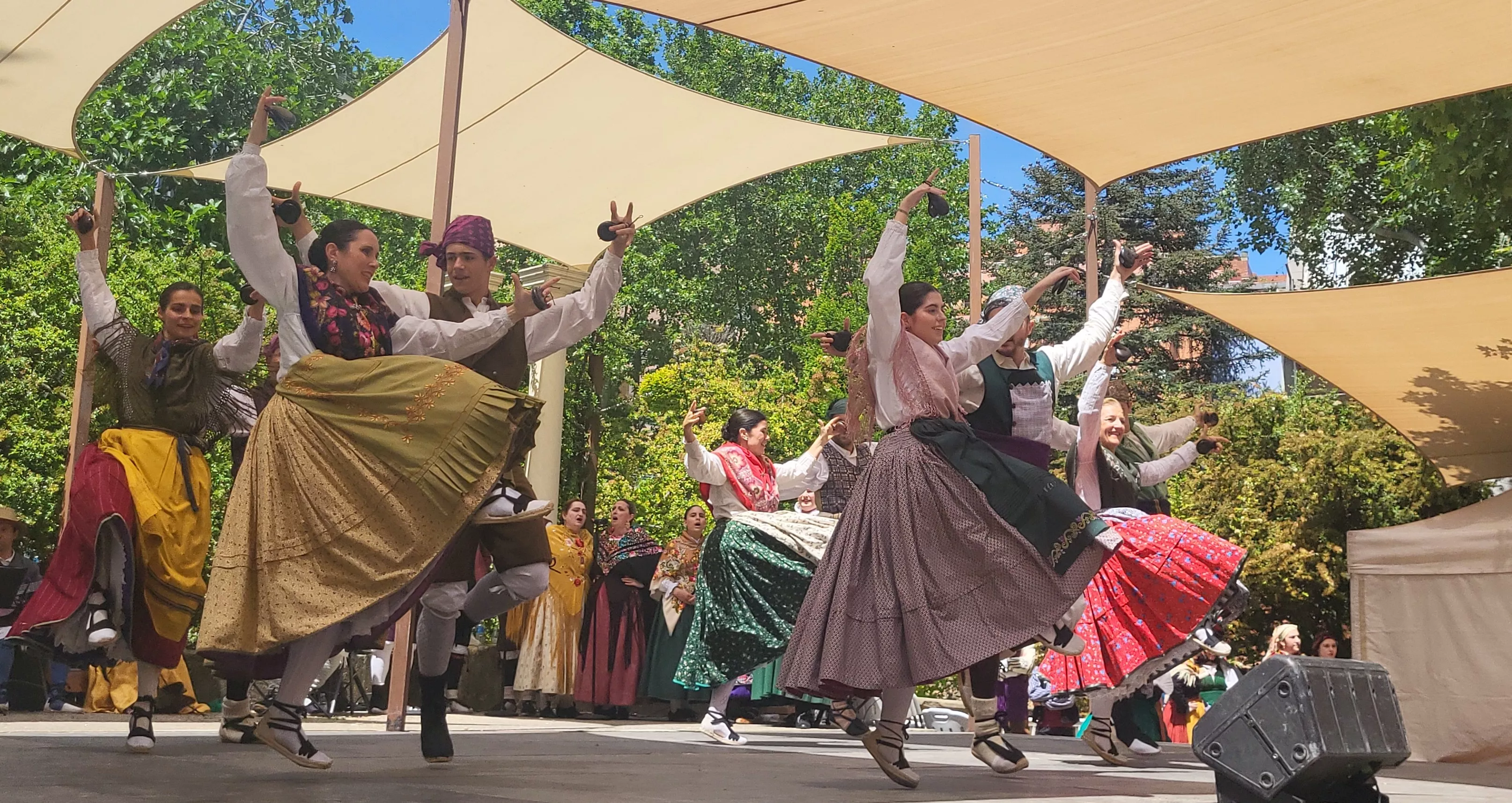 Actuación de la Agrupación Folklórica Santa Cecilia en el parque Miguel Servet. Foto Mercedes Manterola