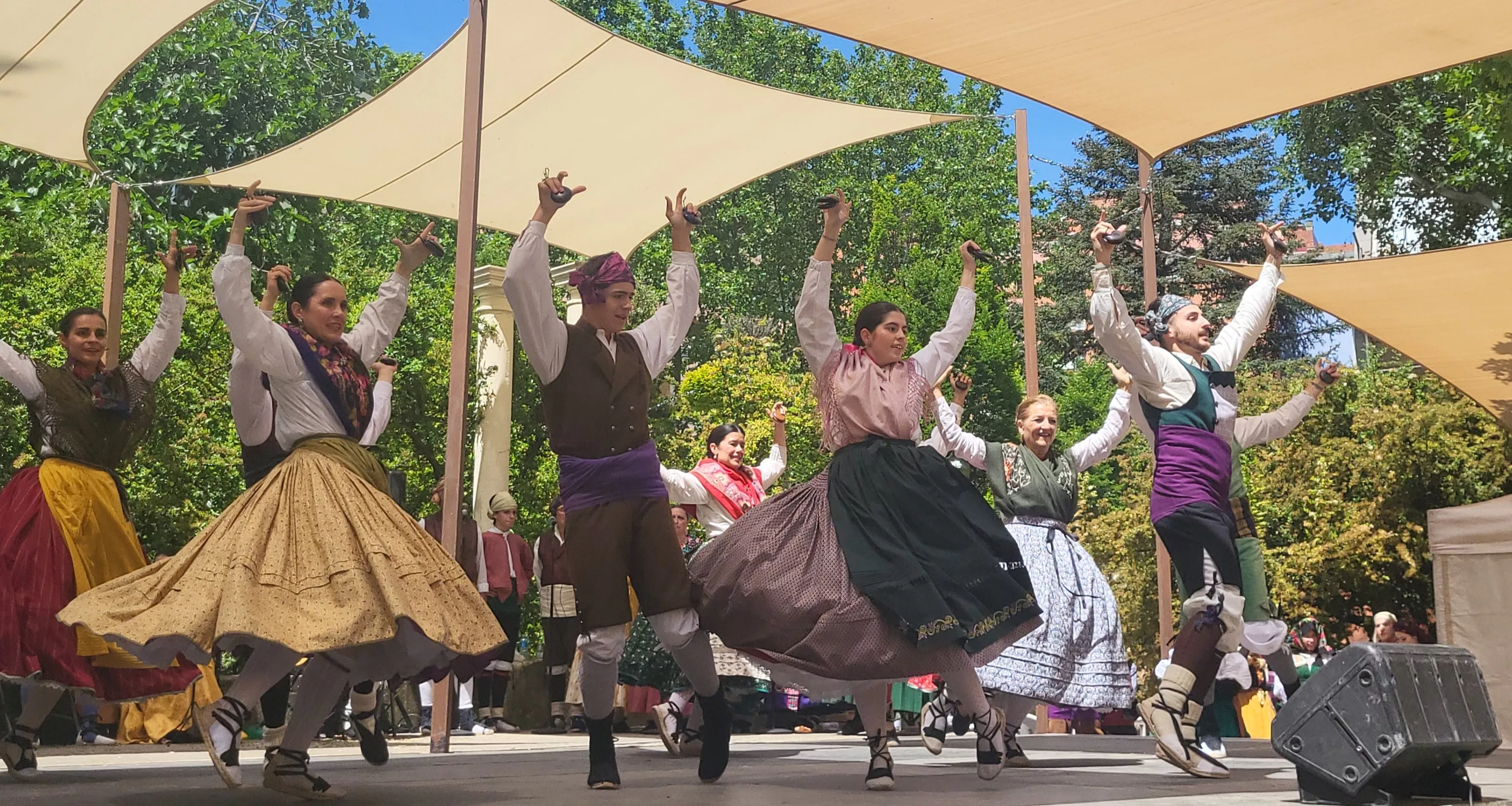 Actuación de la Agrupación Folklórica Santa Cecilia en el parque Miguel Servet. Foto Mercedes Manterola