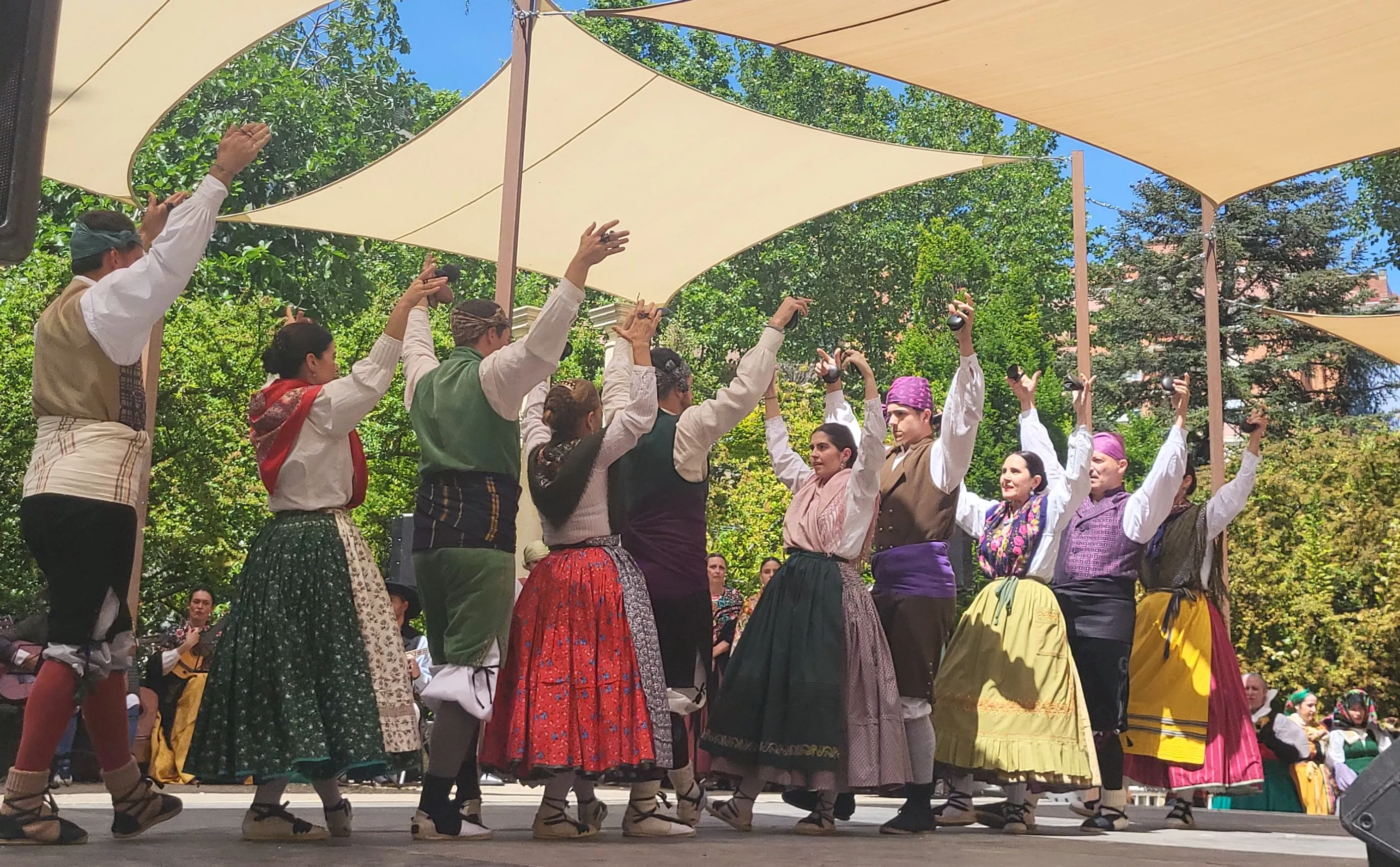 Actuación de la Agrupación Folklórica Santa Cecilia en el parque Miguel Servet. Foto Mercedes Manterola