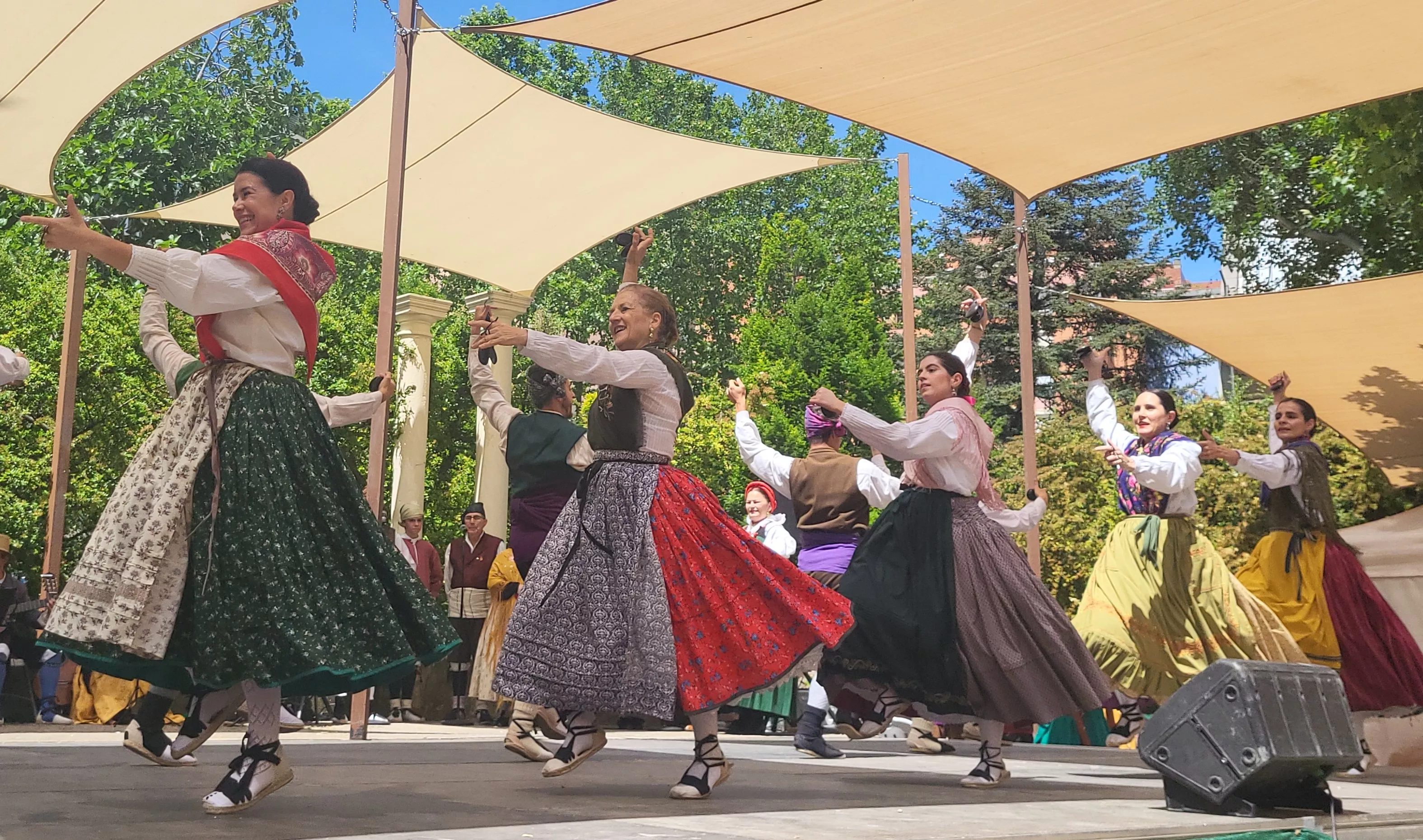Actuación de la Agrupación Folklórica Santa Cecilia en el parque Miguel Servet. Foto Mercedes Manterola