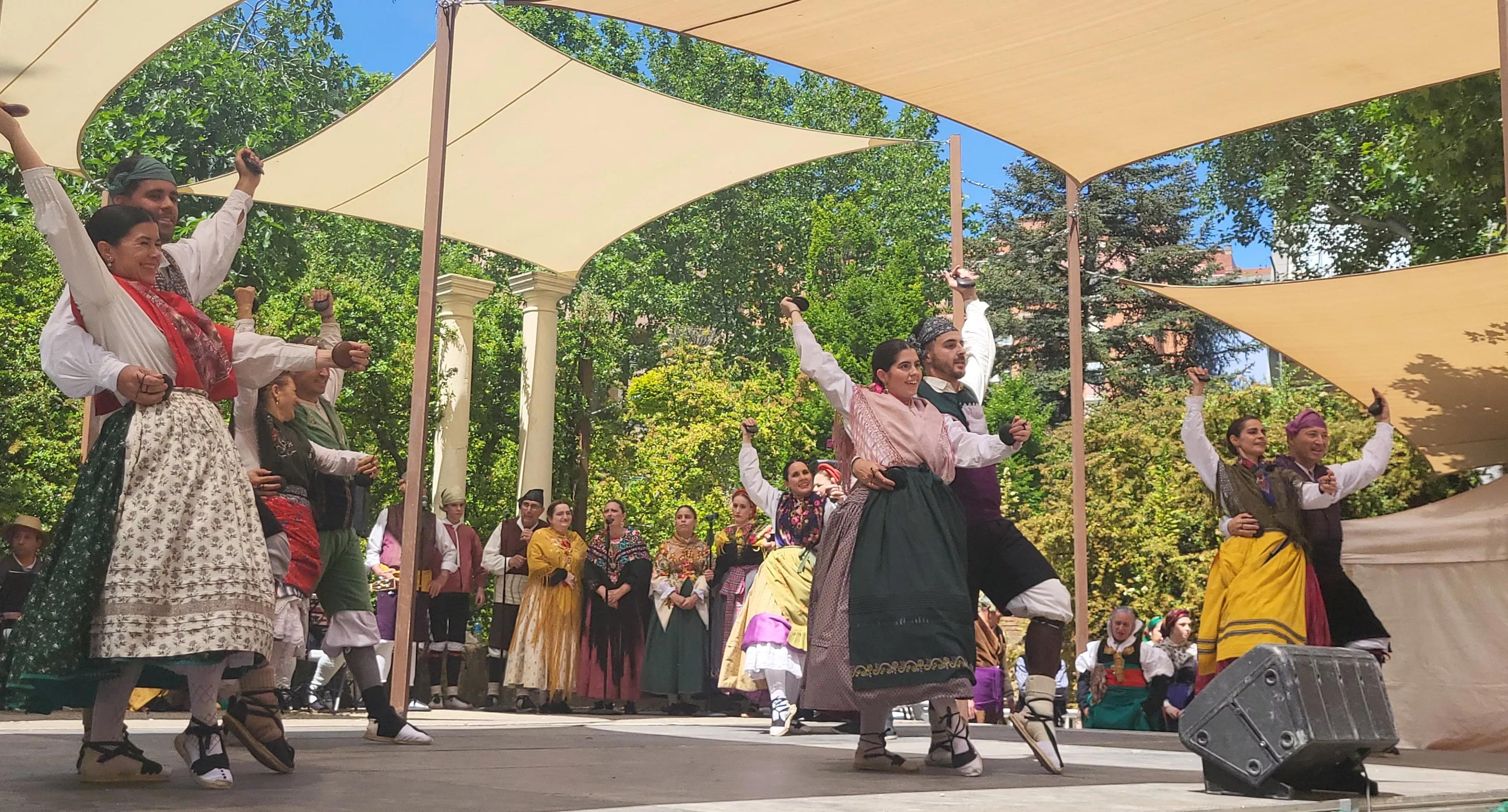 Actuación de la Agrupación Folklórica Santa Cecilia en el parque Miguel Servet. Foto Mercedes Manterola