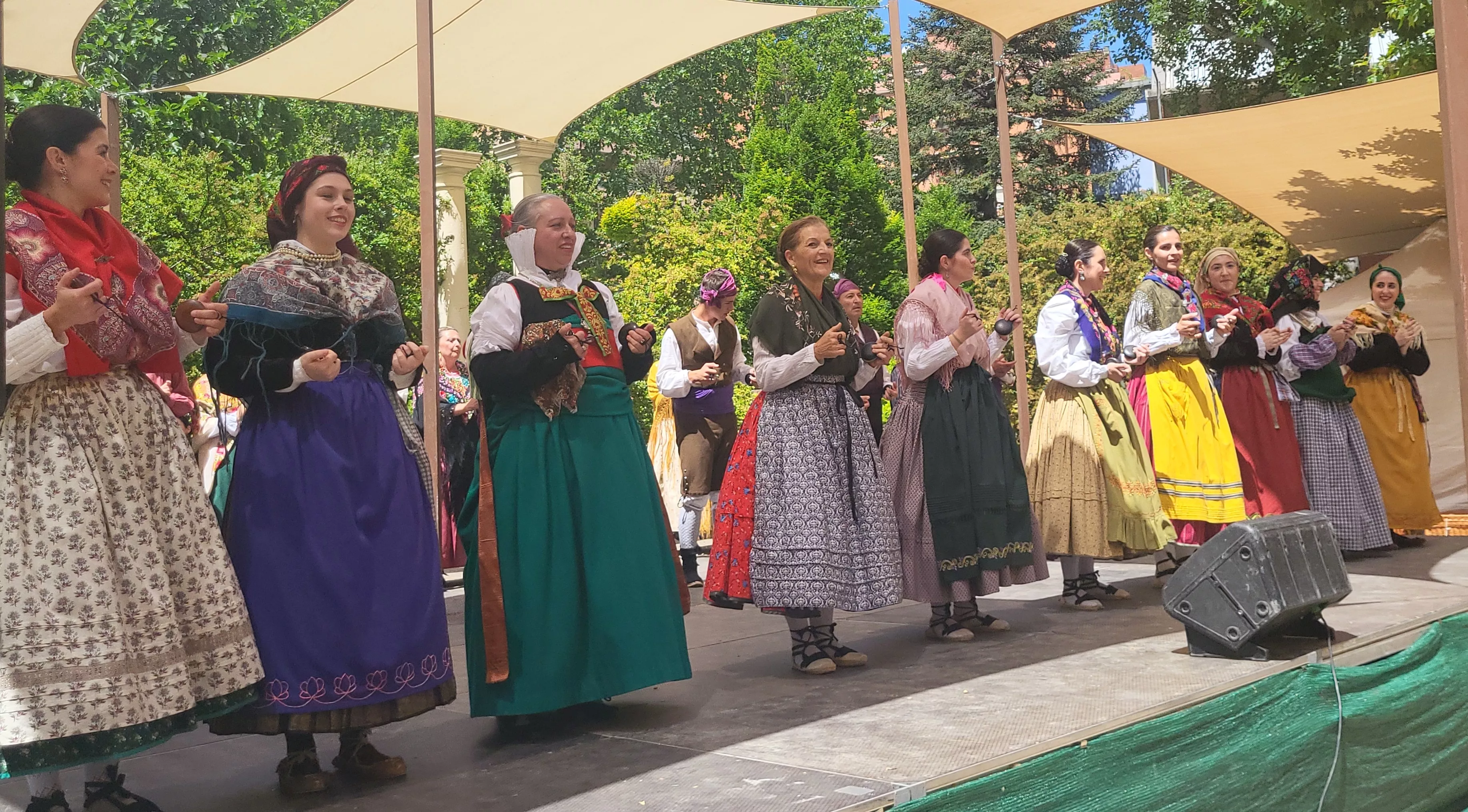 Actuación de la Agrupación Folklórica Santa Cecilia en el parque Miguel Servet. Foto Mercedes Manterola