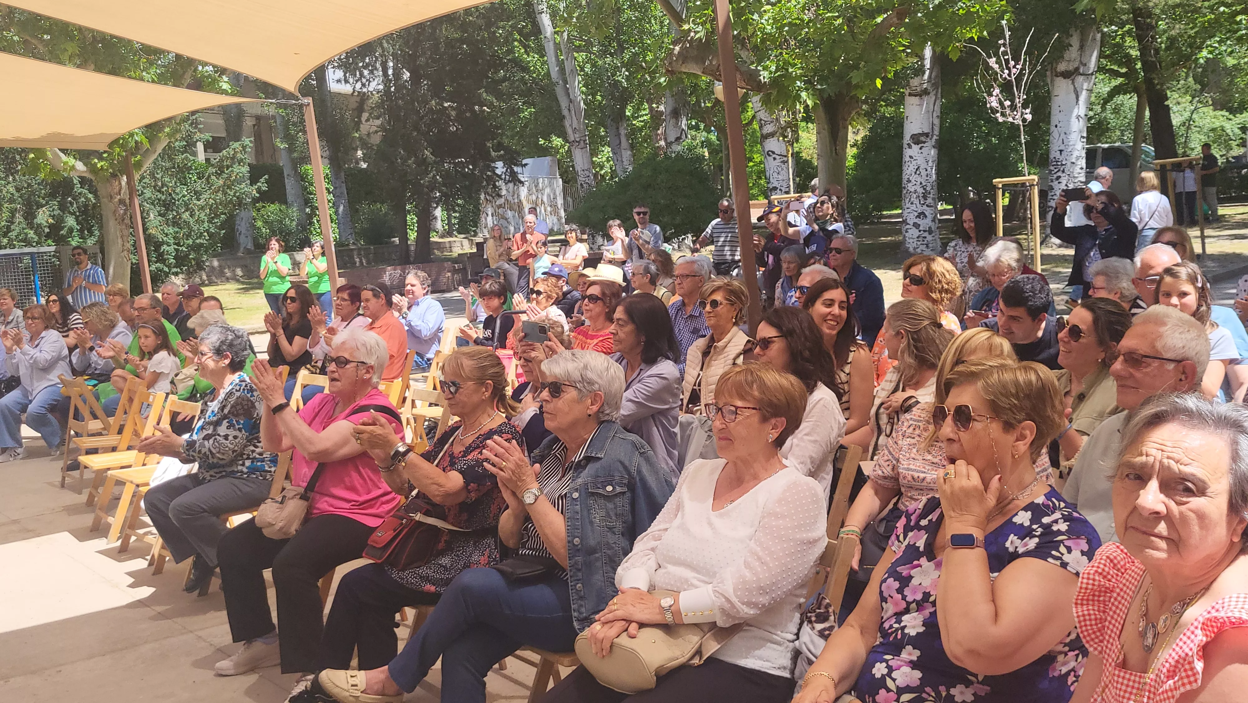 Actuación de la Agrupación Folklórica Santa Cecilia en el parque Miguel Servet. Foto Mercedes Manterola