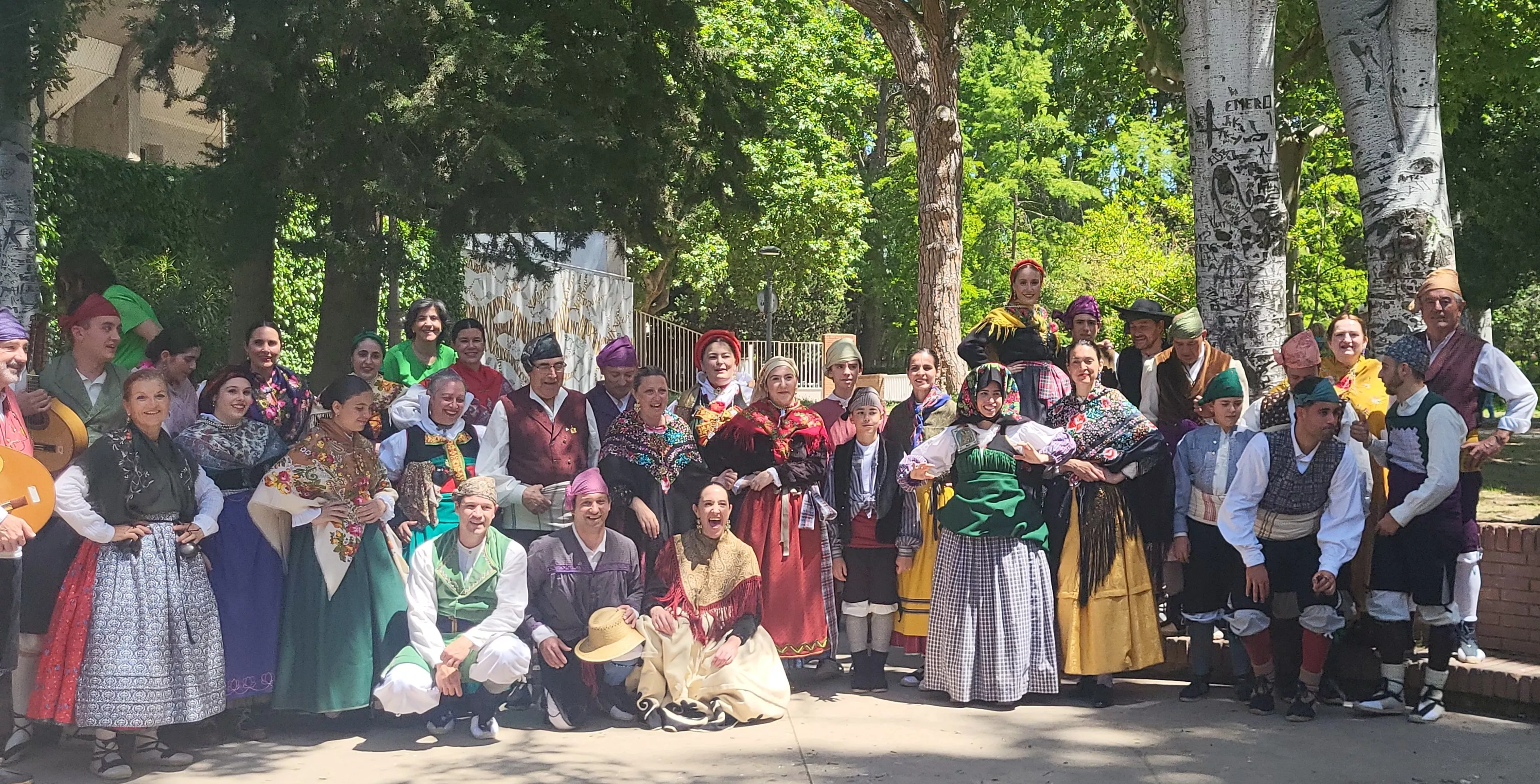 Actuación de la Agrupación Folklórica Santa Cecilia en el parque Miguel Servet. Foto Mercedes Manterola
