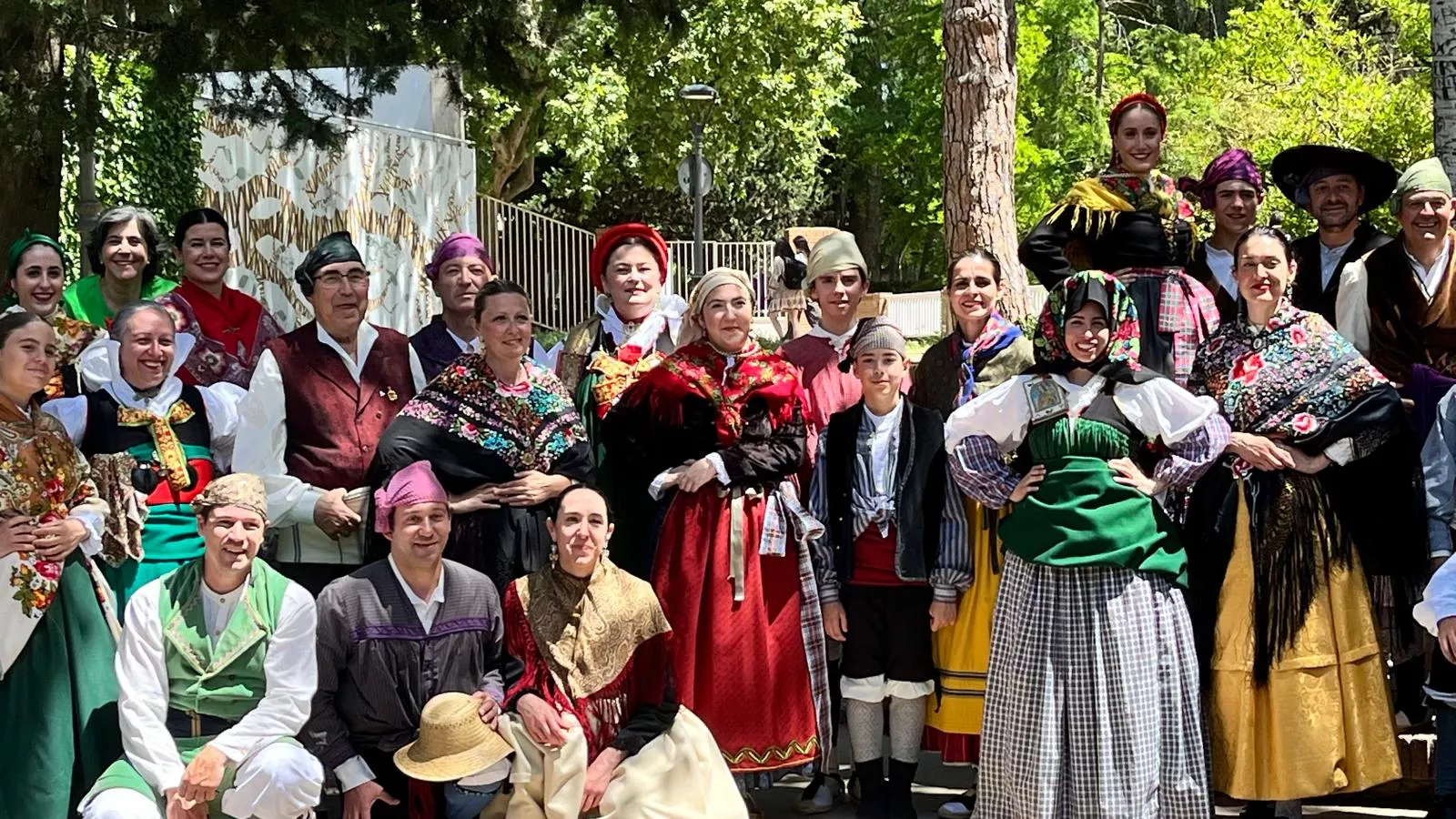 Actuación de la Agrupación Folklórica Santa Cecilia en el parque Miguel Servet. Foto Mercedes Manterola