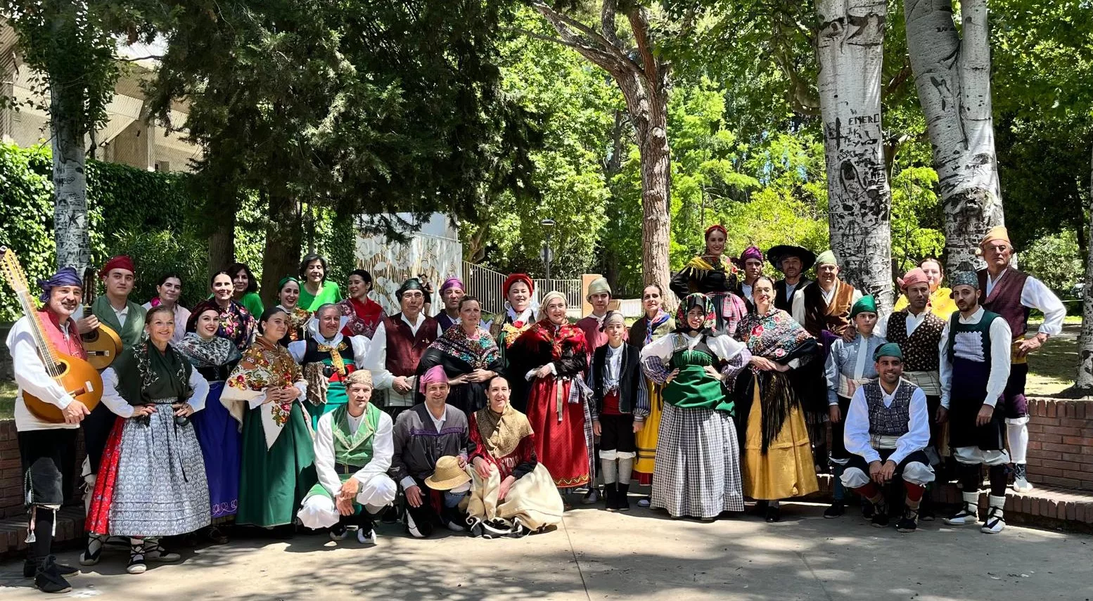 La jota de la Agrupación Santa Cecilia vuelve a hacer vibrar al público de Huesca .