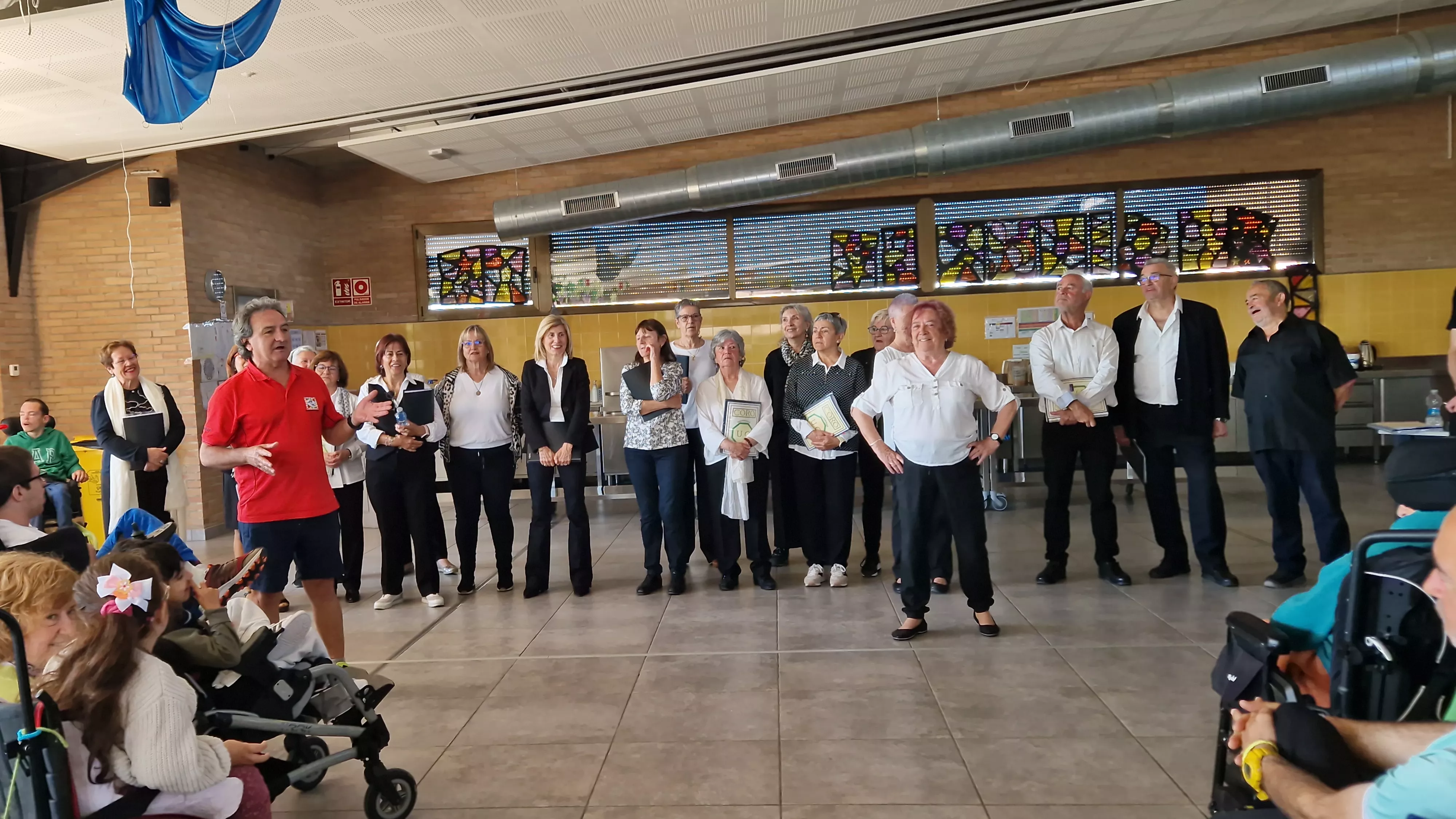 Actuación del Coro de la Universidad Ciudadana en Aspace Huesca. Foto Myriam Martínez