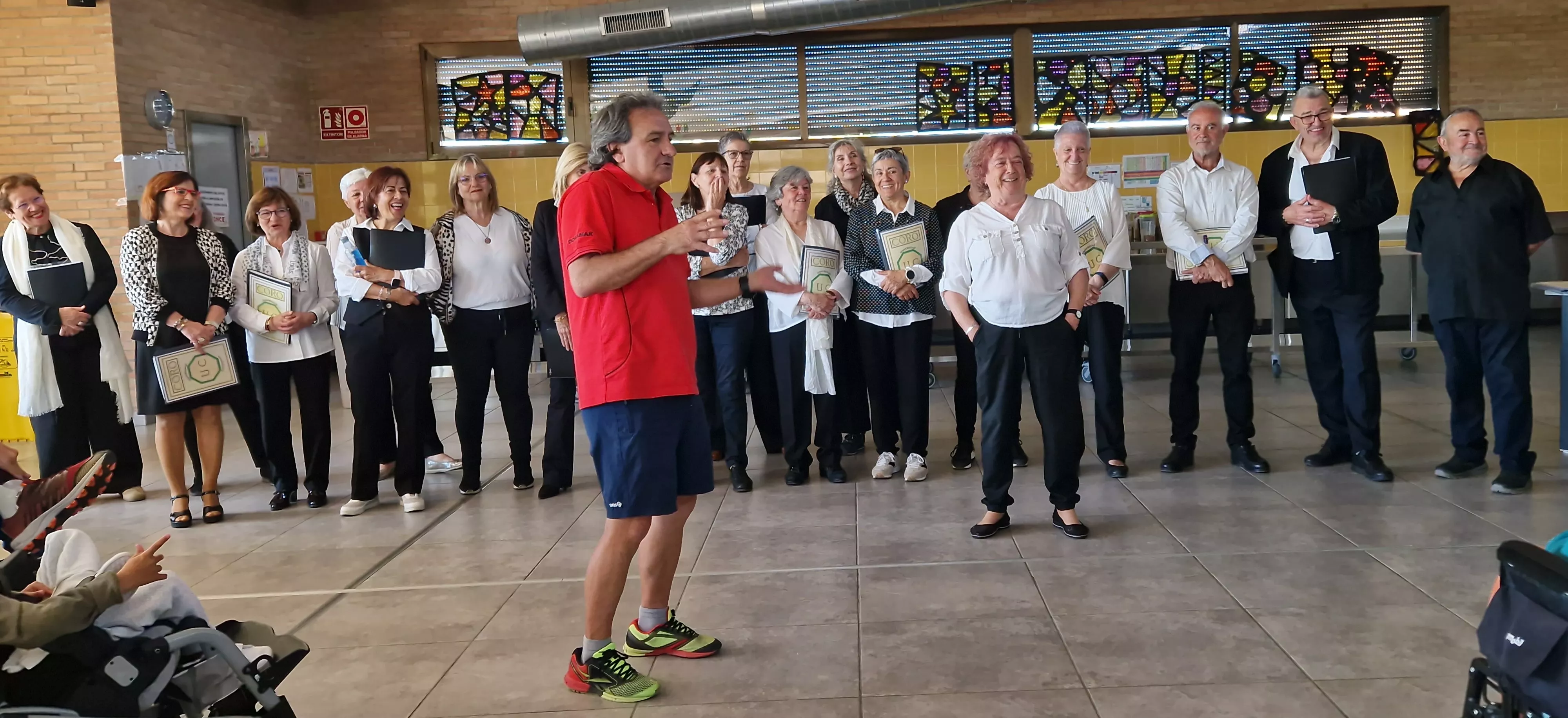 Actuación del Coro de la Universidad Ciudadana en Aspace Huesca. Foto Myriam Martínez