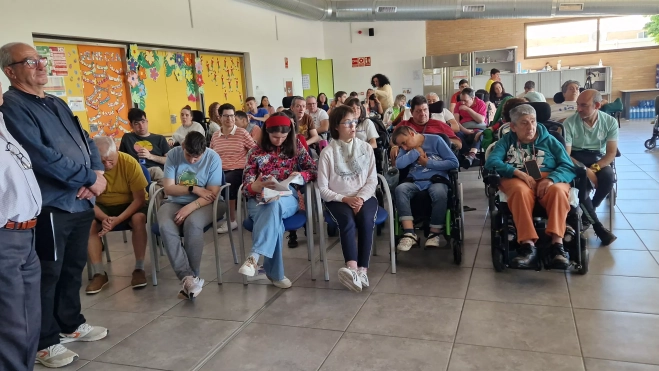 Actuación del Coro de la Universidad Ciudadana en Aspace Huesca. Foto Myriam Martínez