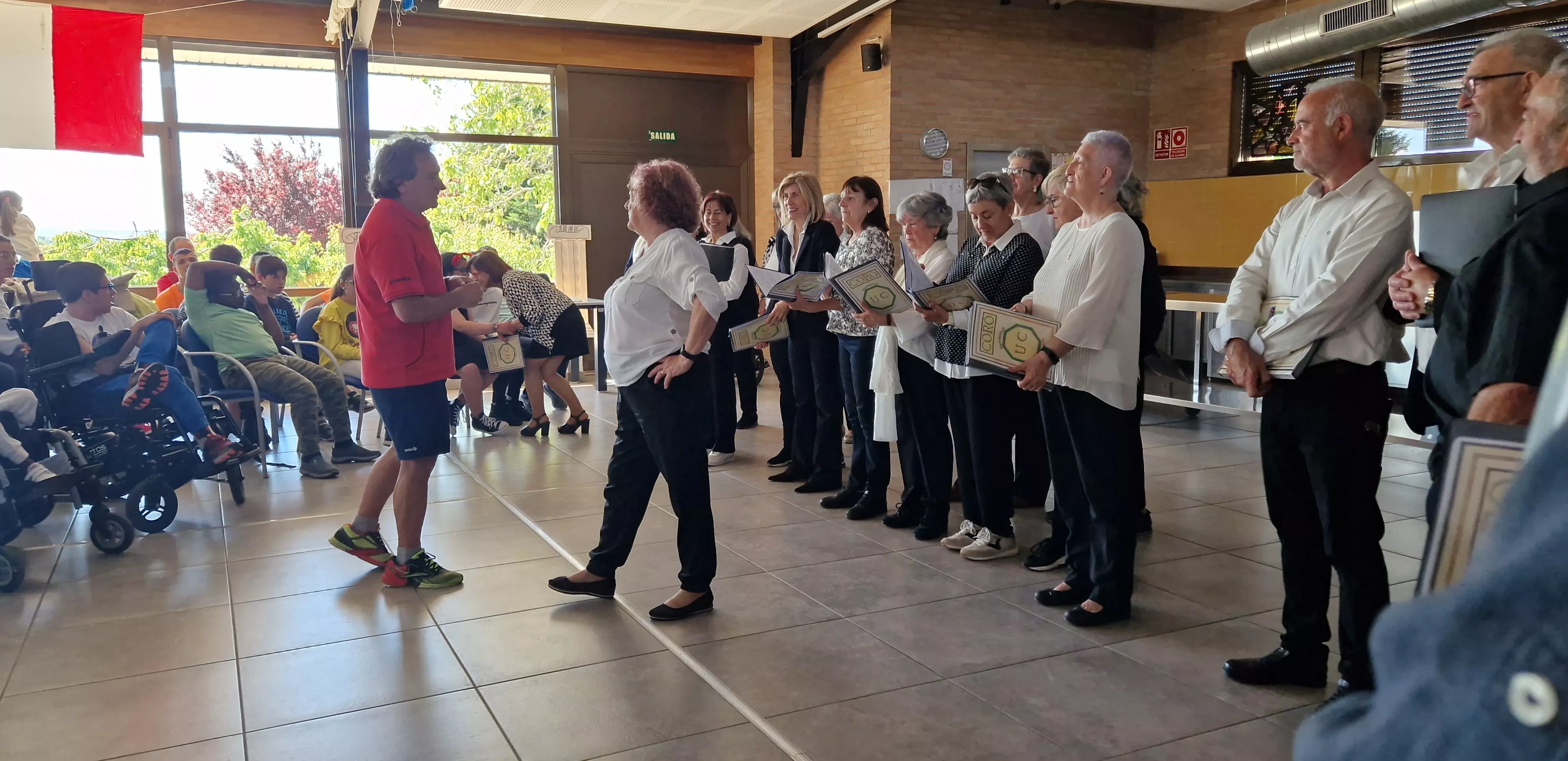 Actuación del Coro de la Universidad Ciudadana en Aspace Huesca. Foto Myriam Martínez