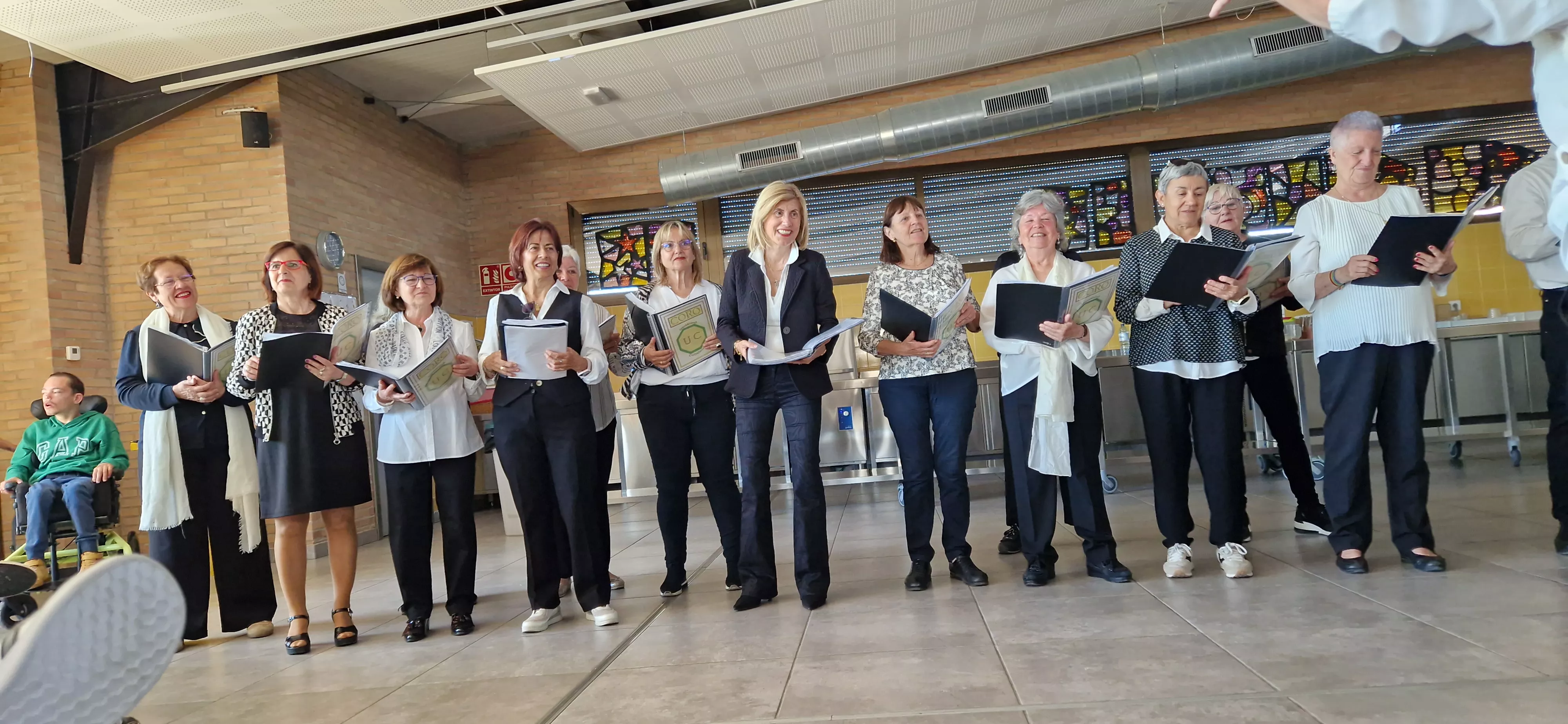 Actuación del Coro de la Universidad Ciudadana en Aspace Huesca. Foto Myriam Martínez