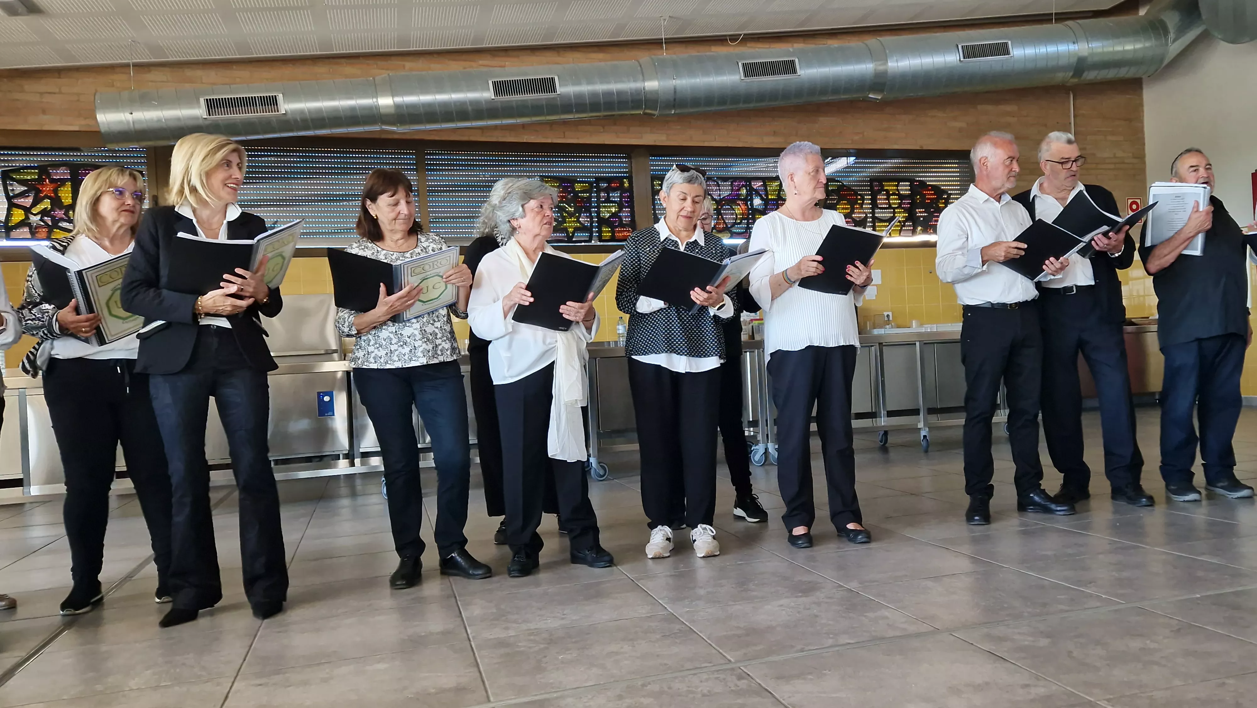 Actuación del Coro de la Universidad Ciudadana en Aspace Huesca. Foto Myriam Martínez
