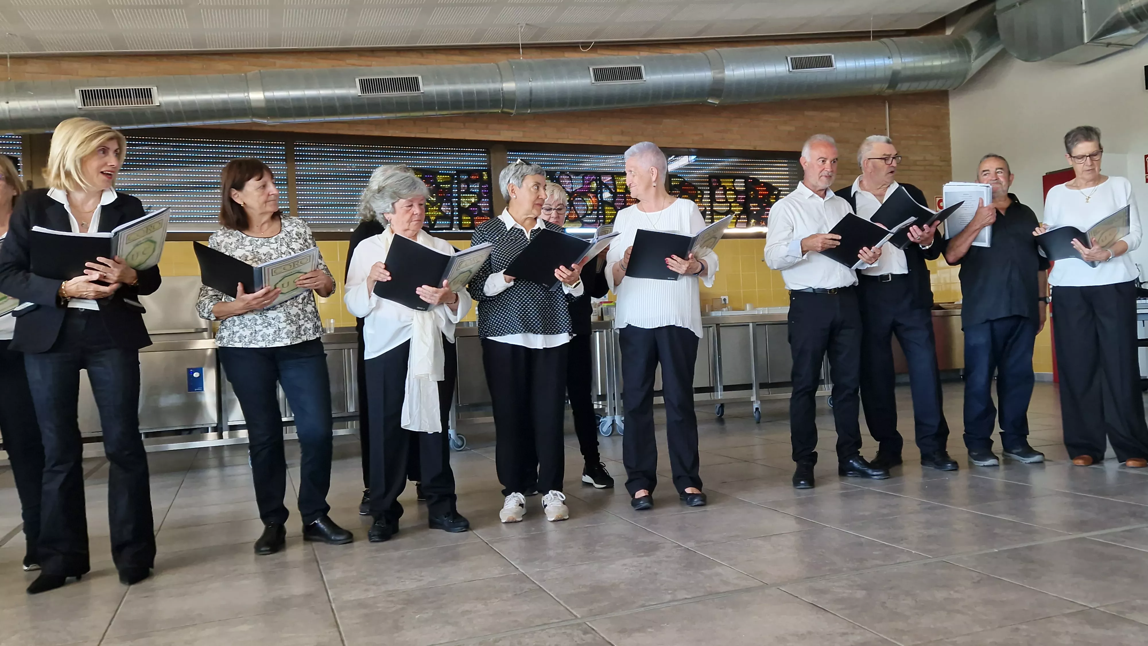 Actuación del Coro de la Universidad Ciudadana en Aspace Huesca. Foto Myriam Martínez