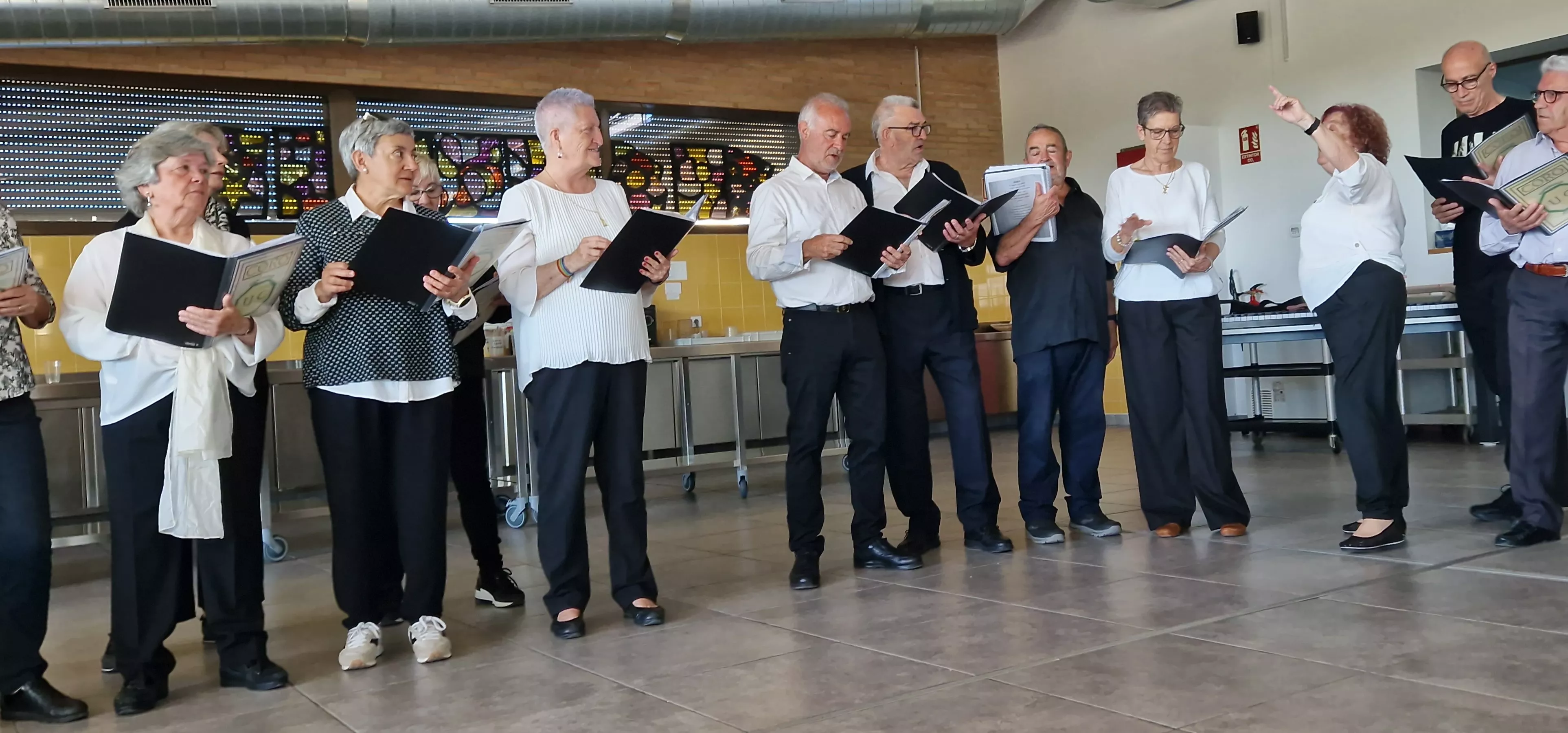 Actuación del Coro de la Universidad Ciudadana en Aspace Huesca. Foto Myriam Martínez