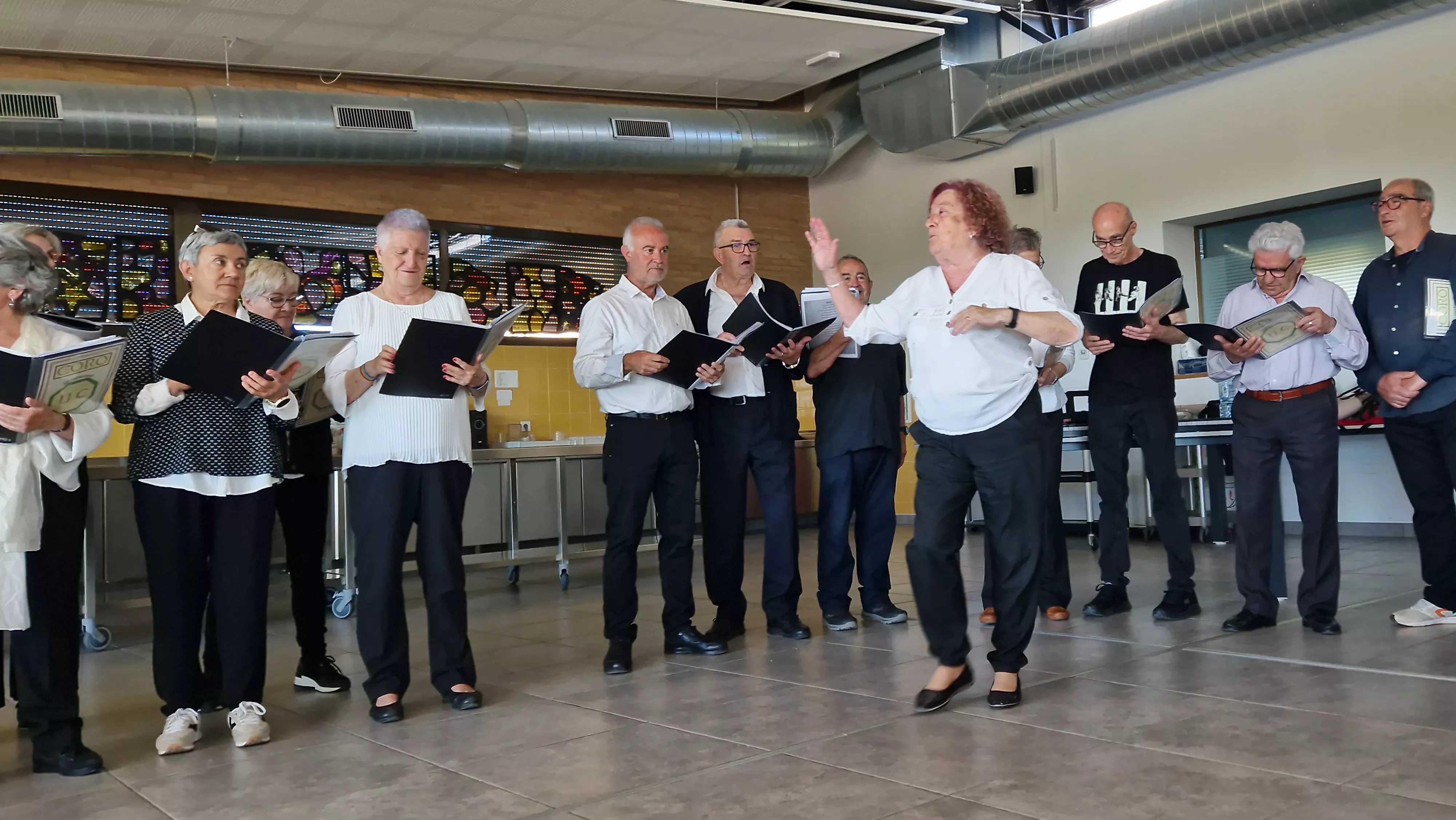 Actuación del Coro de la Universidad Ciudadana en Aspace Huesca. Foto Myriam Martínez