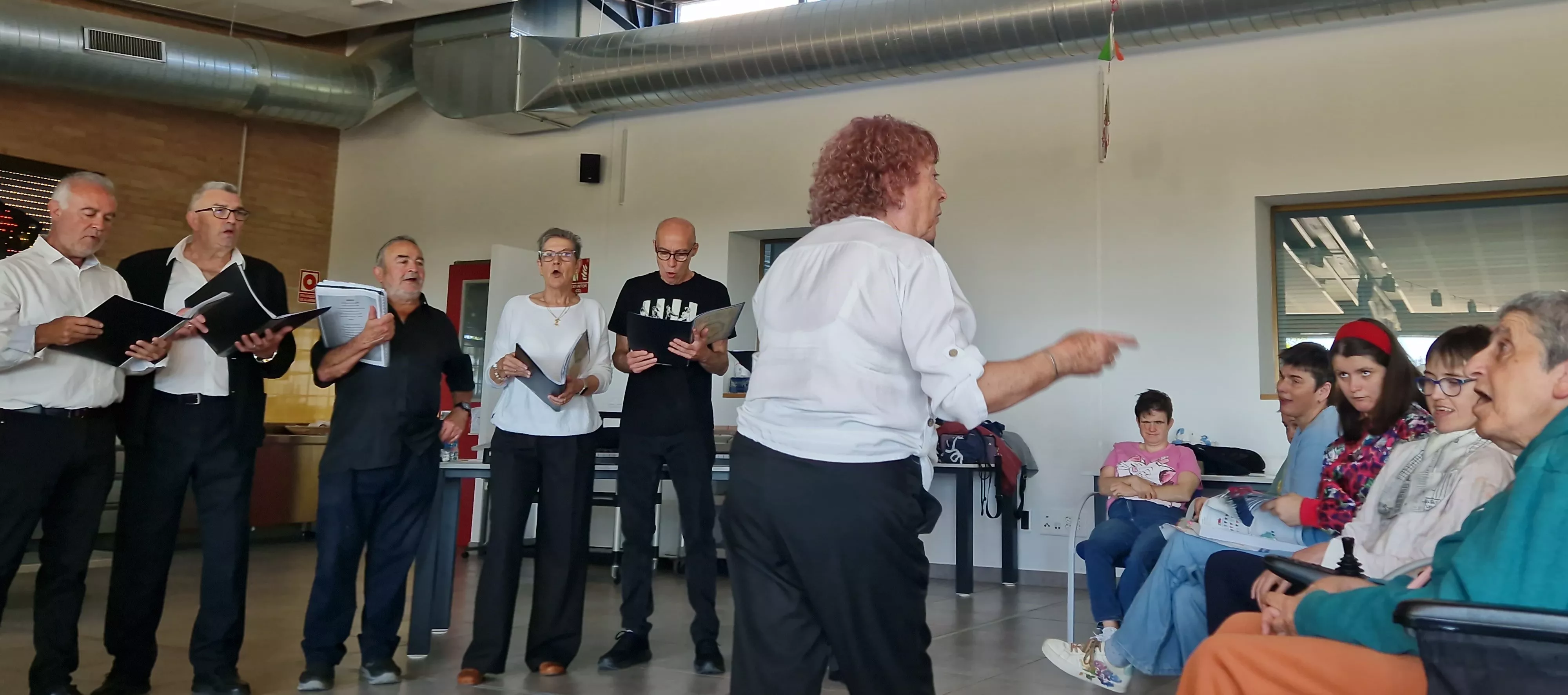 Actuación del Coro de la Universidad Ciudadana en Aspace Huesca. Foto Myriam Martínez